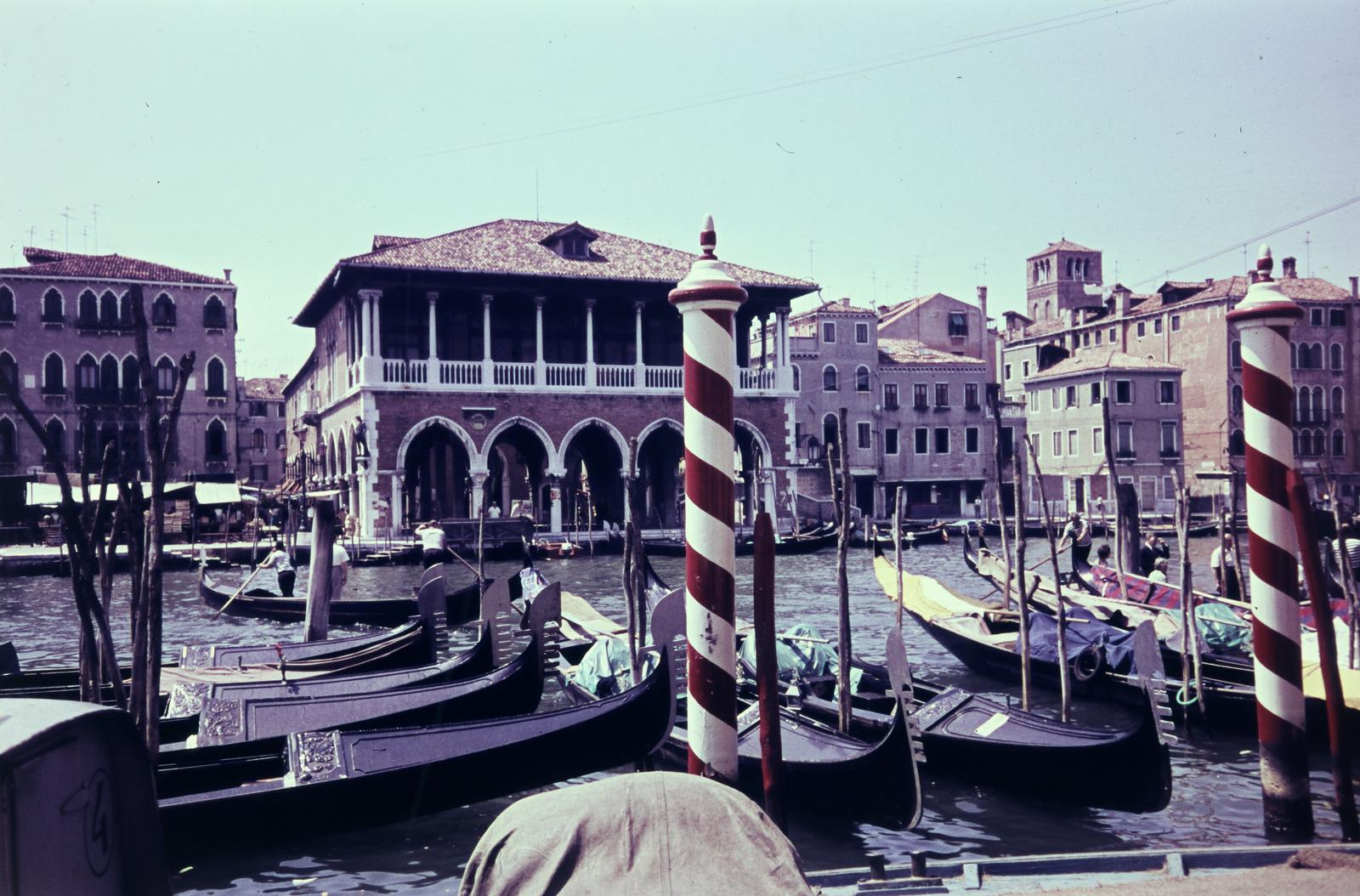 Italy, Venice, Canal Grande, gondolák a Santa Sofiánál, szemben a Rialto piac (Mercato di Rialto)., 1969, Szomolányi József, colorful, rowing boat, port, Fortepan #302946