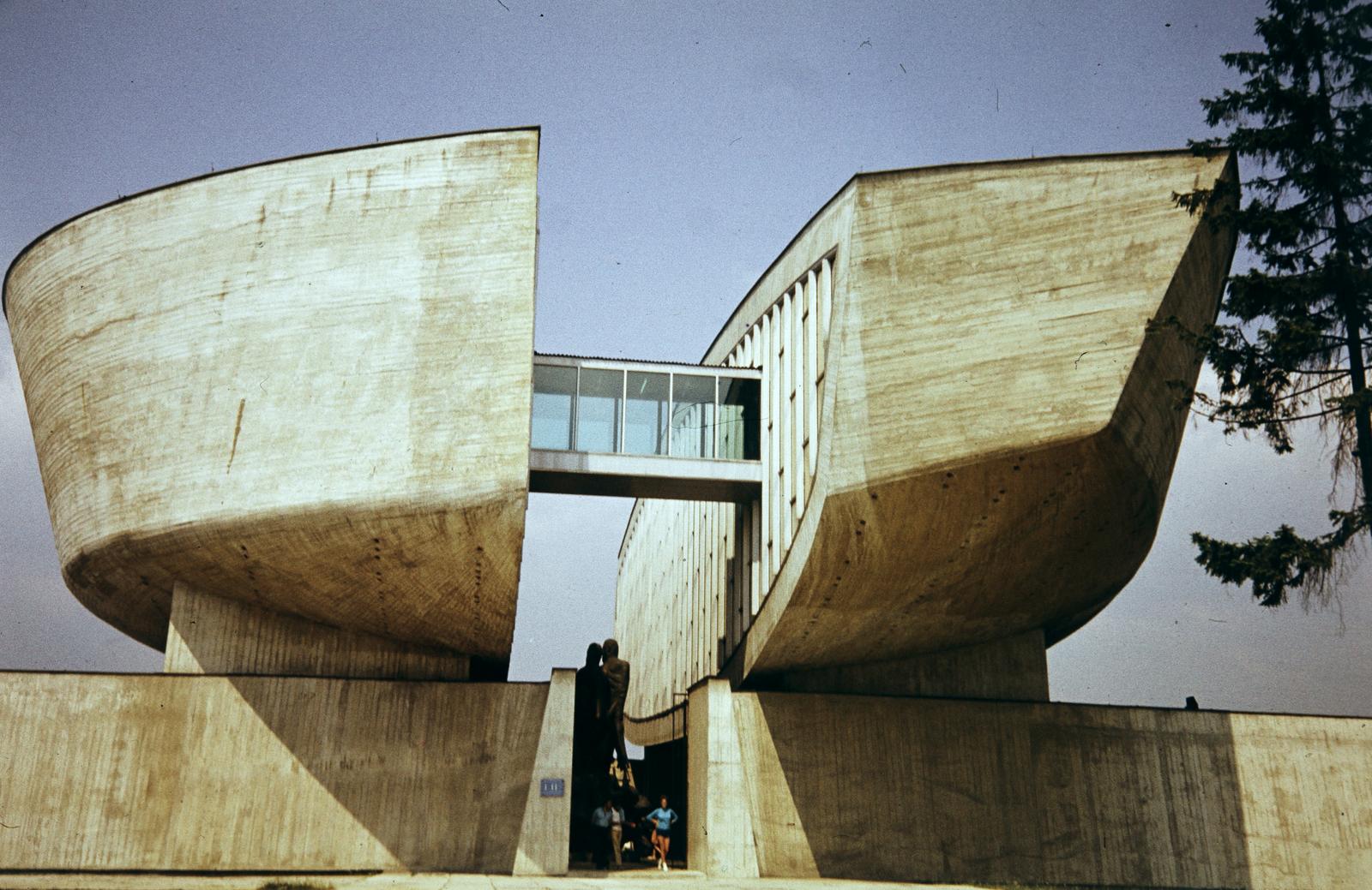 Szlovákia, Besztercebánya, a Szlovák Nemzeti Felkelés múzeuma., 1975, Szomolányi József, modern építészet, színes, Fortepan #302948