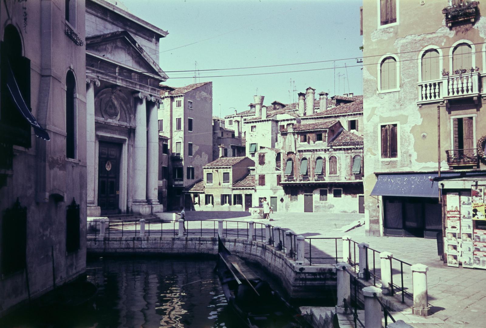 Italy, Venice, Rio della Maddalena, szemben a Campo della Maddalena, és ott balra a Chiesa di Santa Maria Maddalena., 1969, Szomolányi József, colorful, canal, Fortepan #302951