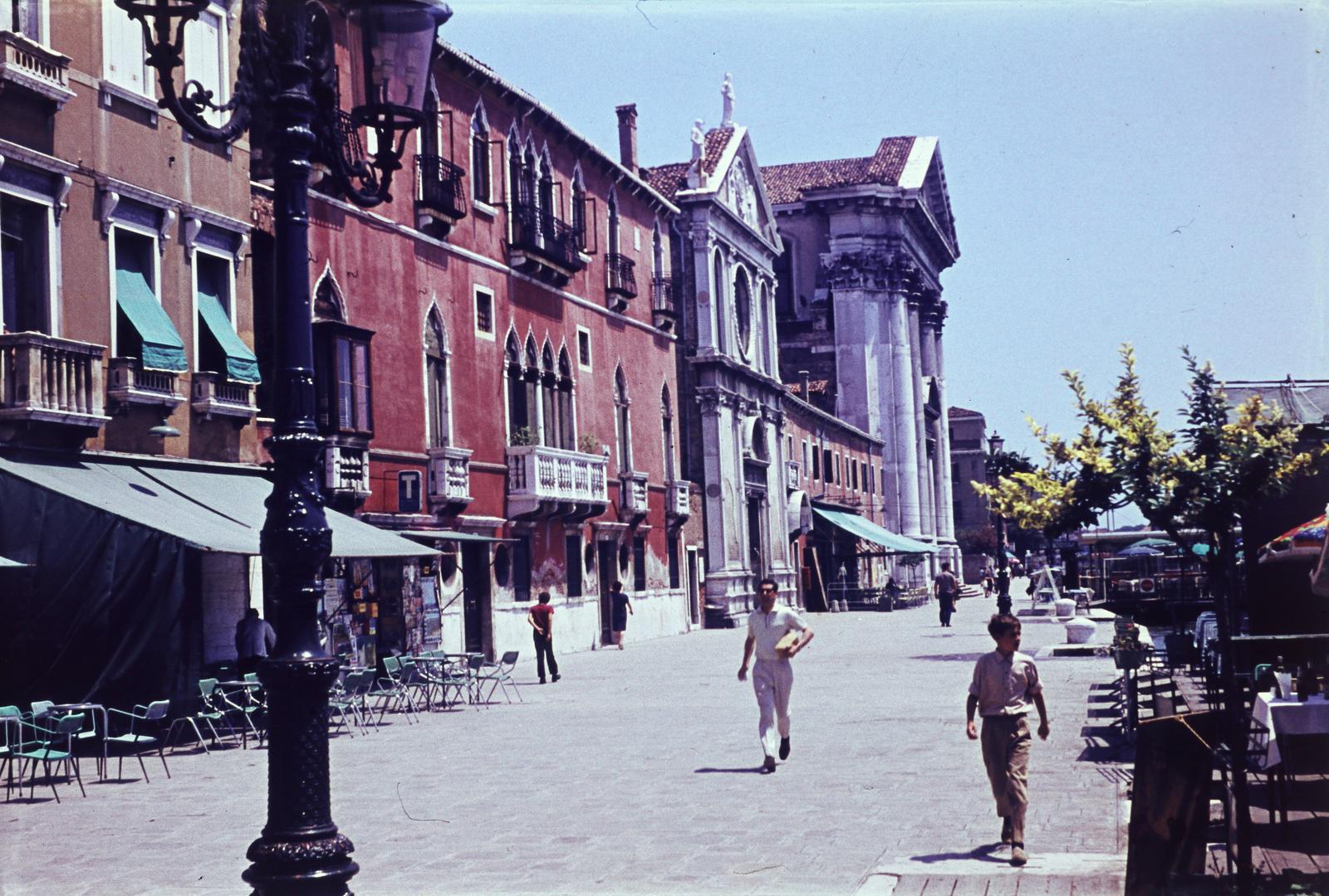 Italy, Venice, Fondamenta Zattere Ai Gesuati, jobbra a Santa Maria del Rosario / Gesuati templom oszlopsora és timpanonja látható., 1969, Szomolányi József, colorful, shore, building statue, Fortepan #302957