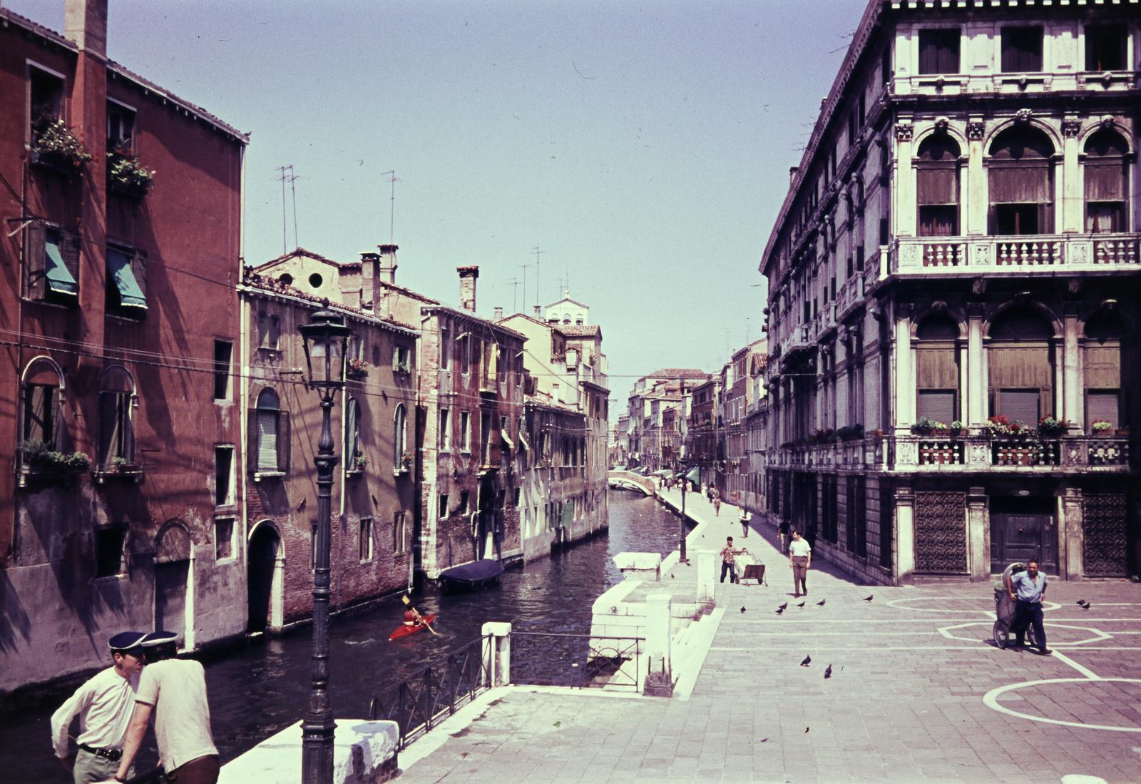 Italy, Venice, a Rio della Misericordia mellett jobbra a Fondamenta de la Misericordia. Jobbra a sarkon a Palazzo da Lezze másnéven Ca' Lezze. A távolban a Ponte San Marziale. A felvétel a Ponte de la Misericordia-ról készült., 1965, Szomolányi József, colorful, canal, house, Fortepan #302968