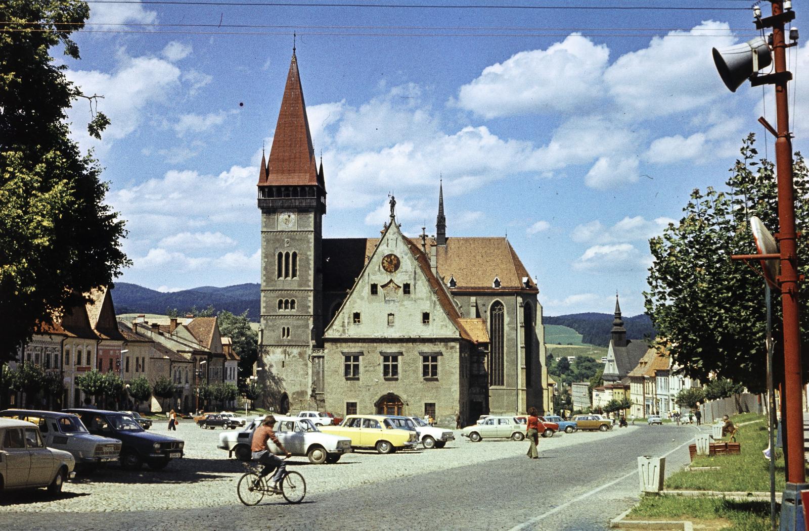 Slovakia, Bardejov, Fő tér (Radničné námestie), szemben a Szent Egyed-templom, előtte a régi Városháza., 1976, Szomolányi József, colorful, church, public building, Fortepan #302976