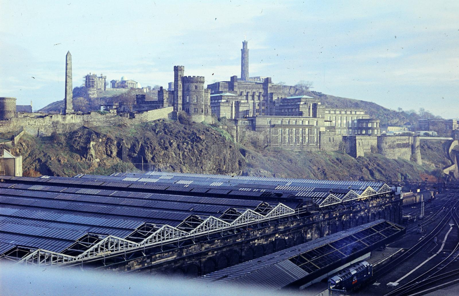 Egyesült Királyság,Skócia, Edinburgh, kilátás a Waverley pályaudvar feletti North Bridge-ről a Calton Hill felé., 1976, Szomolányi József, torony, színes, bástya, vasút, Fortepan #302979