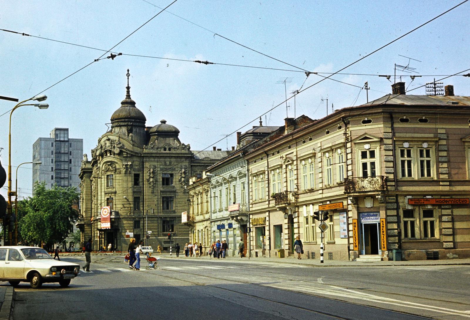 Slovakia, Košice, Leninova ulica (később Fő utca, ulica Hlavná), háttérben az egykori Császári és Királyi Hadtestparancsnokság épülete (ekkor a csehszlovák hadsereg használta, majd a Kelet-Szlovákiai Múzeum igazgatósága költözött ide)., 1976, Szomolányi József, colorful, public building, intersection, Fortepan #302983