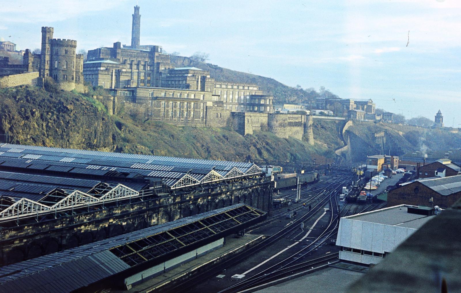 United Kingdom,Scotland, Edinburgh, kilátás a Waverley pályaudvar feletti North Bridge-ről a Calton Hill felé., 1976, Szomolányi József, colorful, hillside, railway, Fortepan #302986