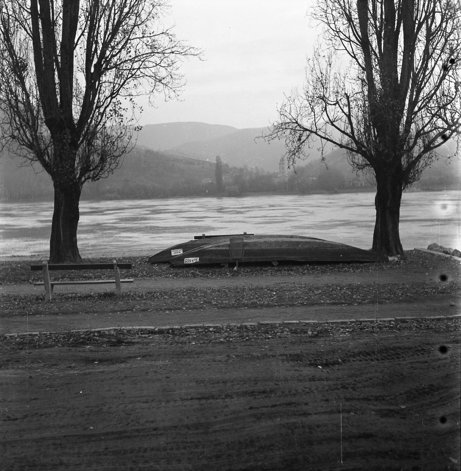 Magyarország,Dunakanyar, Nagymaros, a Duna túlpartján Visegrád, a Keresztelő Szent János-templom., 1955, Tarcsa Lajos, Fortepan #303035