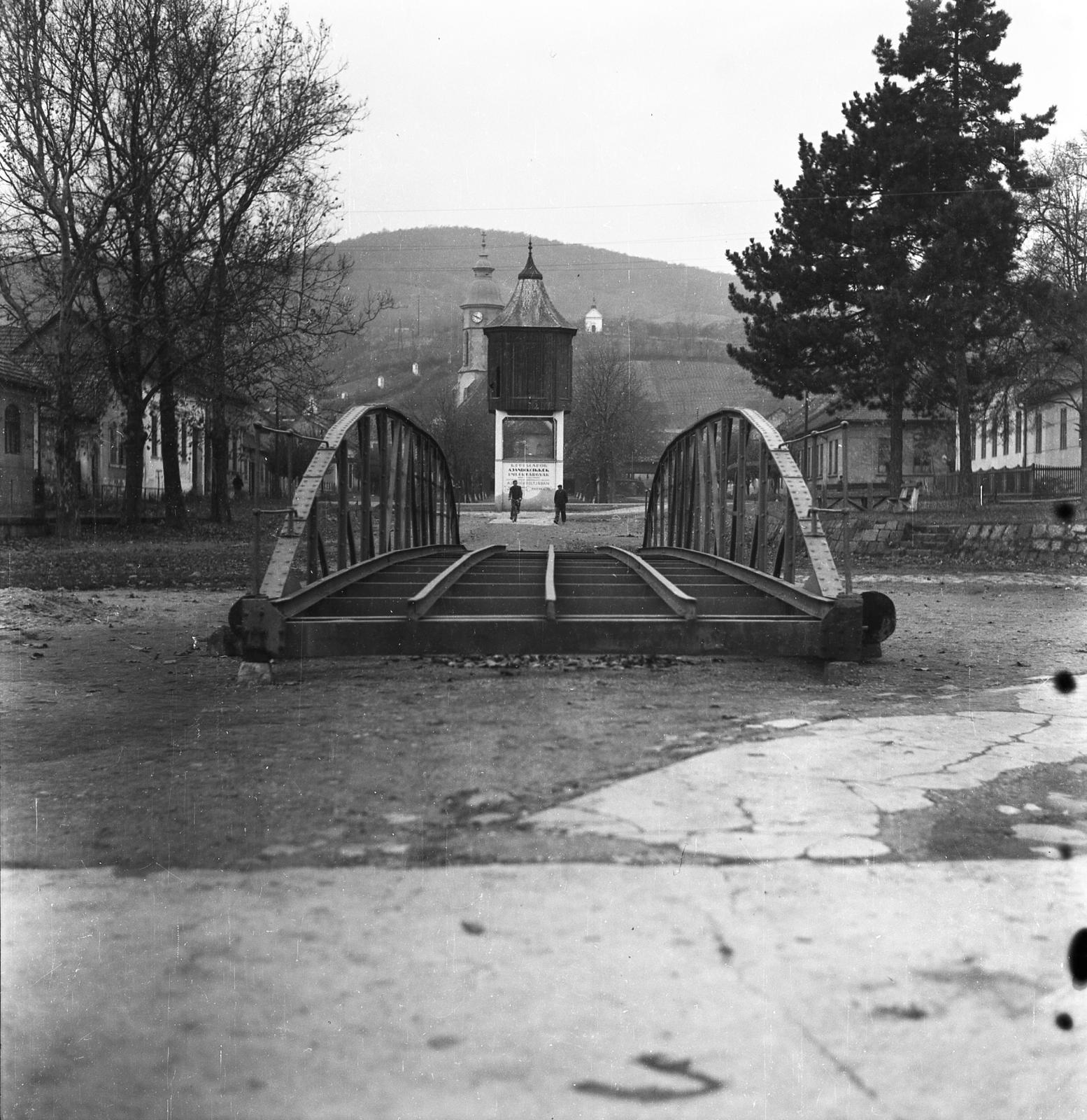 Magyarország,Dunakanyar, Nagymaros, hajóállomás, szemben a Fő tér. A víztoronytól balra a Szent Kereszt felmagasztalása templom tornya, jobbra a Kálvária kápolna látható., 1955, Tarcsa Lajos, Fortepan #303036
