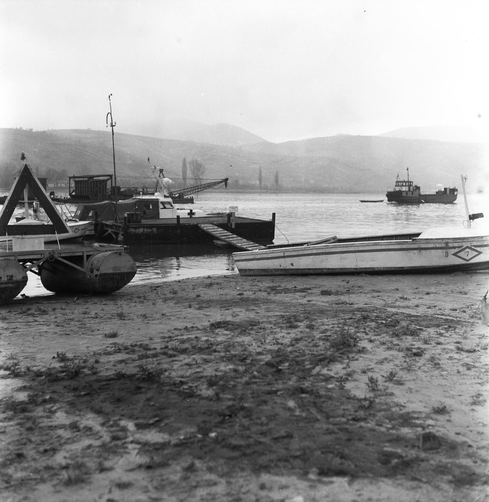 Hungary,Danube Bend, Nagymaros, Duna-part, a vízirendészet pontonja., 1955, Tarcsa Lajos, Fortepan #303037