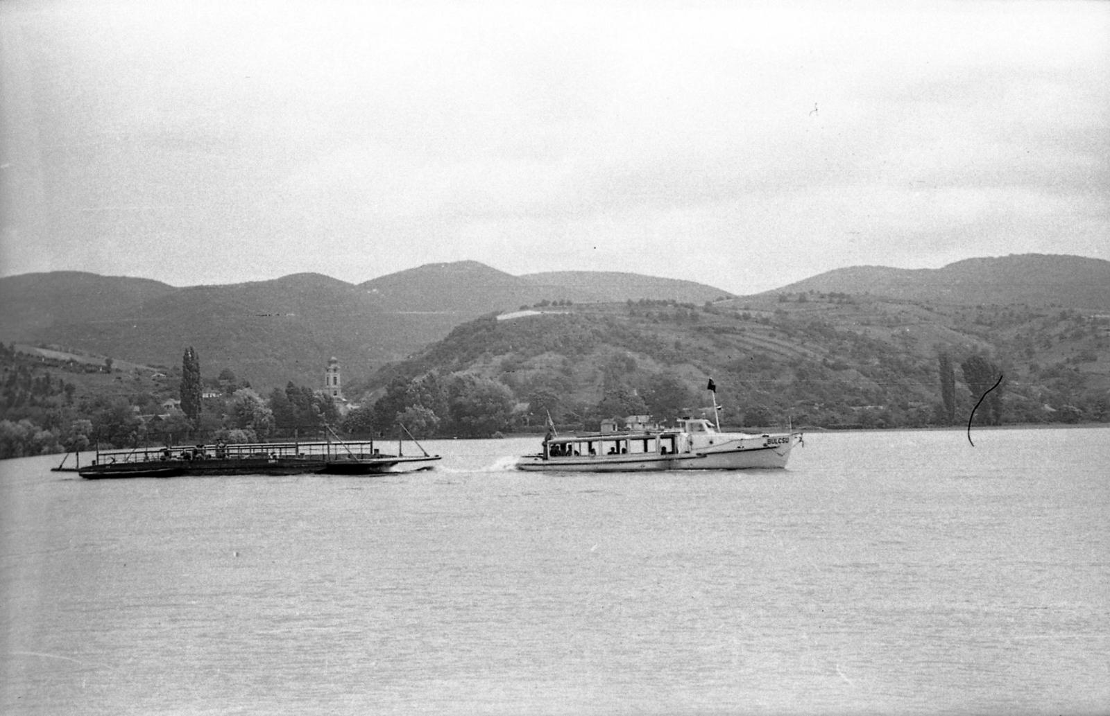 Magyarország,Dunakanyar, Nagymaros, a Duna túlpartján Visegrád, a Keresztelő Szent János-templom. Előtérben a Nagymaros és Visegrád között közlekedő komp., 1955, Tarcsa Lajos, Fortepan #303044