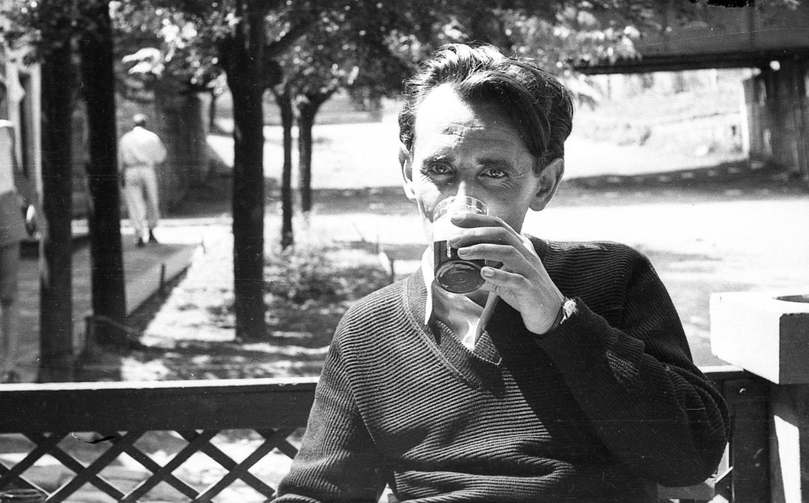 Hungary,Danube Bend, Nagymaros, Fő tér, háttérben a vasúti felüljáró., 1955, Tarcsa Lajos, Best of, drinking, glass, Fortepan #303046