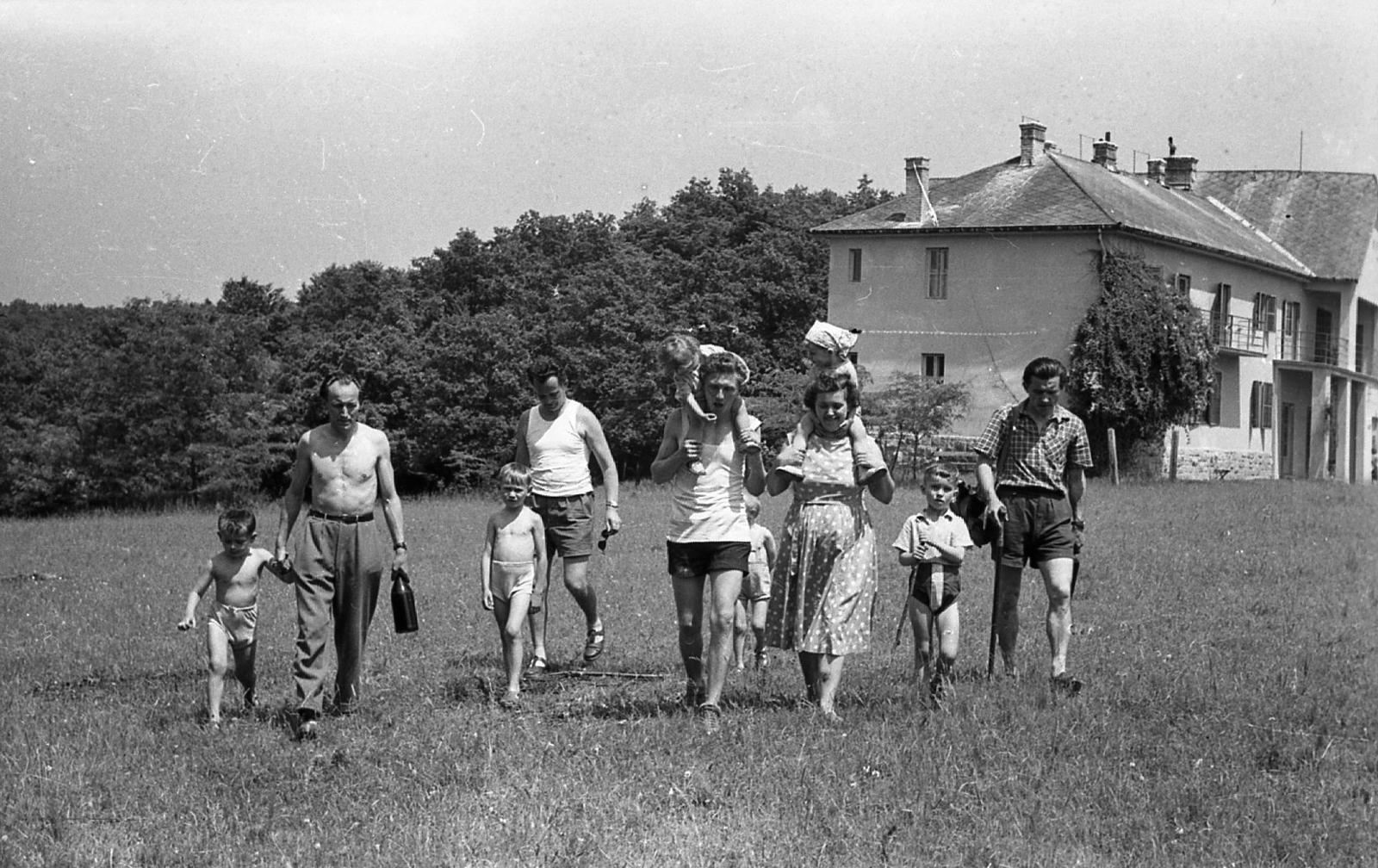 Magyarország, Börzsöny, Törökmező, háttérben a turistaház., 1958, Tarcsa Lajos, turistaház, nyakban ülés, kézenfogva, Fortepan #303055