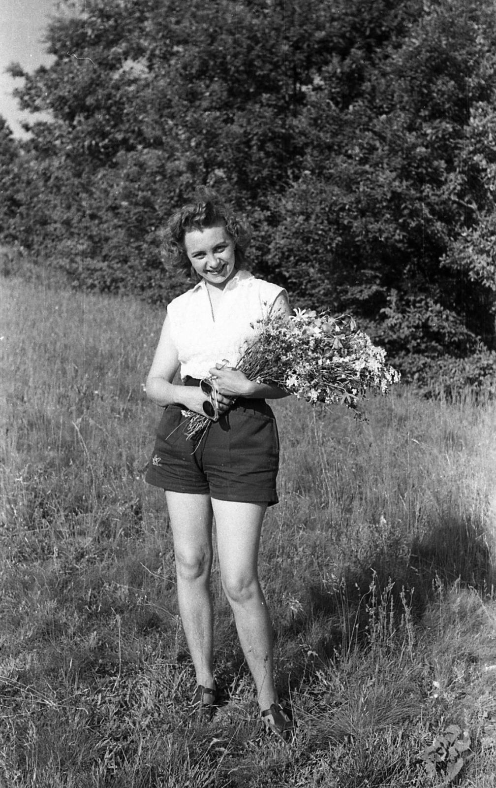 1958, Tarcsa Lajos, hölgy, virágcsokor, rövidnadrág, Fortepan #303060