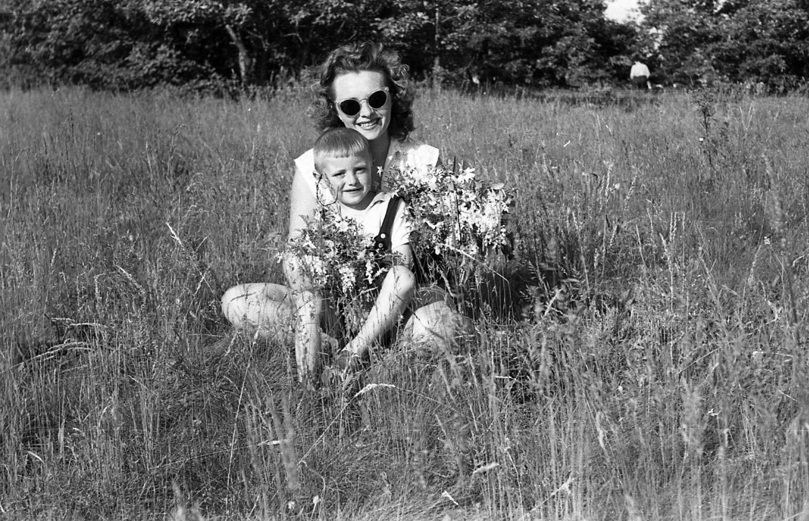1958, Tarcsa Lajos, kid, summer, bouquet, mother, Fortepan #303061