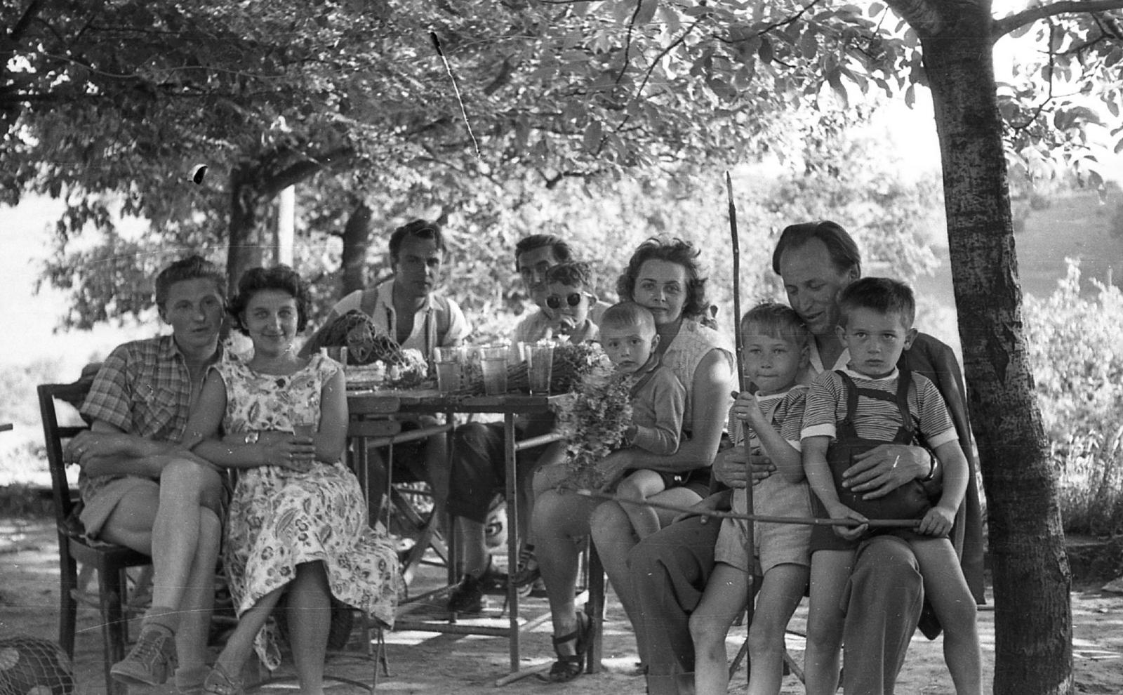 1958, Tarcsa Lajos, ölben ül, nyár, Limonádé, kerthelyiség, Fortepan #303064