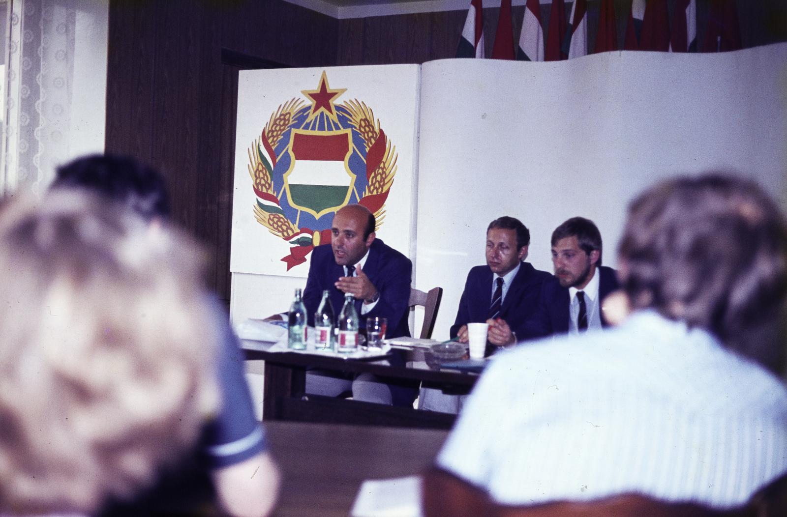 Oroszország, Moszkva, ulica Melnyikova 7., az 1. számú Gördülőcsapágygyár kultúrotthona, ahol a XII. VIT (Világifjúsági Találkozó) idejére berendezték a magyar nemzeti klubot. A nagyszámú szovjet fiatal részvételével itt tartott fórumsorozat egyik vendége Barabás János, az MSZMP KB agitációs és propagandaosztályának helyettes vezetője (balra). Mellette Erdős Endre az MSZMP KB politikai munkatársa és Palásthy M. György kormánytolmács., 1985, Viszkievicz Ferenc, Fortepan #303080