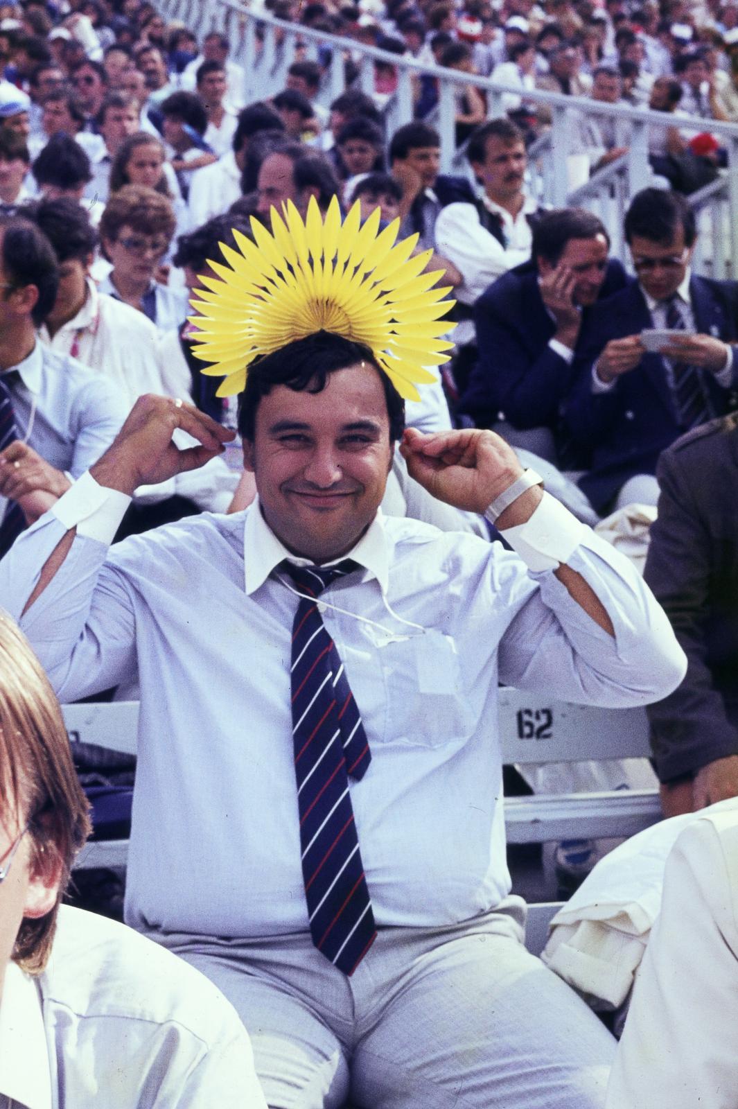 Oroszország, Moszkva, Lenin Stadion (később Luzsnyiki Stadion). A felvétel a XII. VIT (Világifjúsági Találkozó) megnyitóünnepségén készült., 1985, Viszkievicz Ferenc, színes, humor, legyező, fejdísz, Fortepan #303082