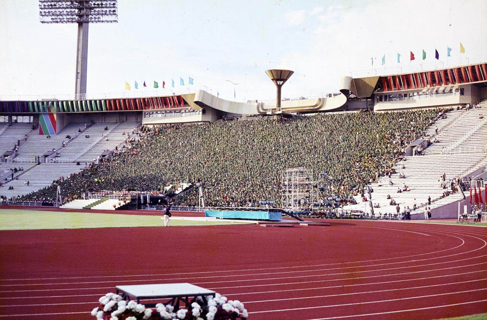 Russia, Moscow, Lenin Stadion (később Luzsnyiki Stadion). A felvétel a XII. VIT (Világifjúsági Találkozó) megnyitóünnepségén készült., 1985, Viszkievicz Ferenc, colorful, Fortepan #303083
