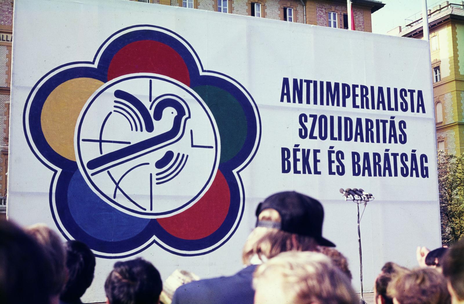 Magyarország, Budapest VIII., a Keleti pályaudvar érkezési oldala, a moszkvai XII. VIT (Világifjúsági Találkozó)-ról hazaérkezett küldöttek fogadása. Háttérben a MÁV irodaházak., 1985, Viszkievicz Ferenc, Budapest, színes, embléma, Fortepan #303086