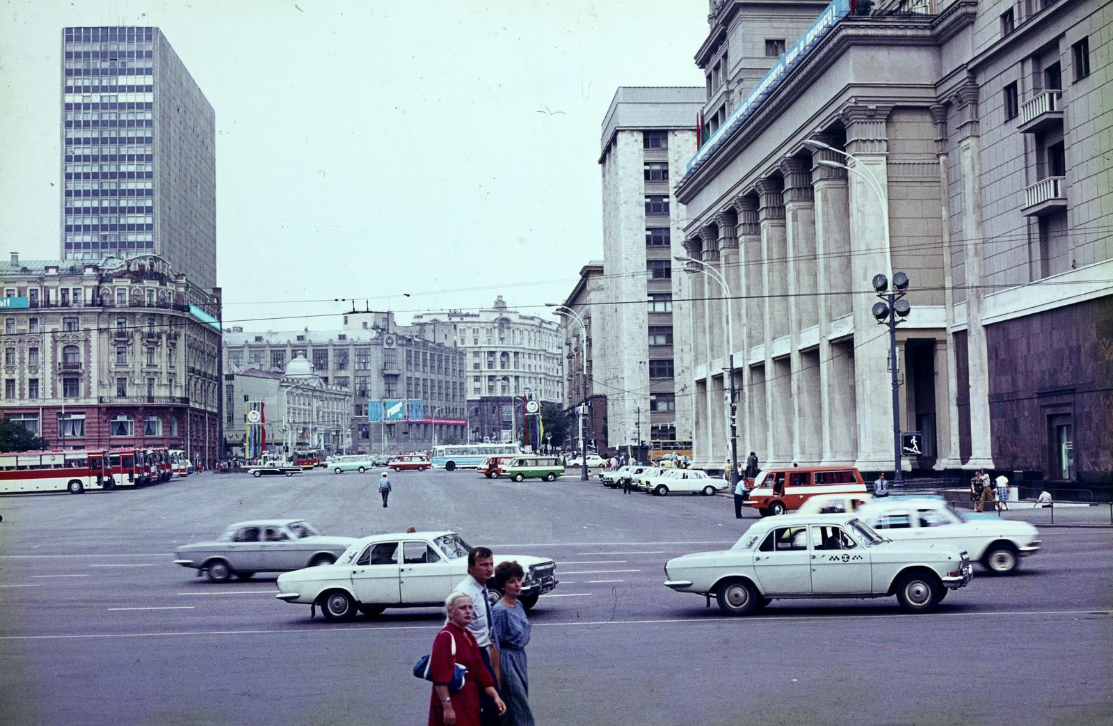 Oroszország, Moszkva, Manézs tér a Tverszkaja (ekkor Gorkij) utca felé nézve, jobbra a Moszkva Szálló. A felvétel a XII. VIT (Világifjúsági Találkozó) idején készült., 1985, Viszkievicz Ferenc, Fortepan #303090
