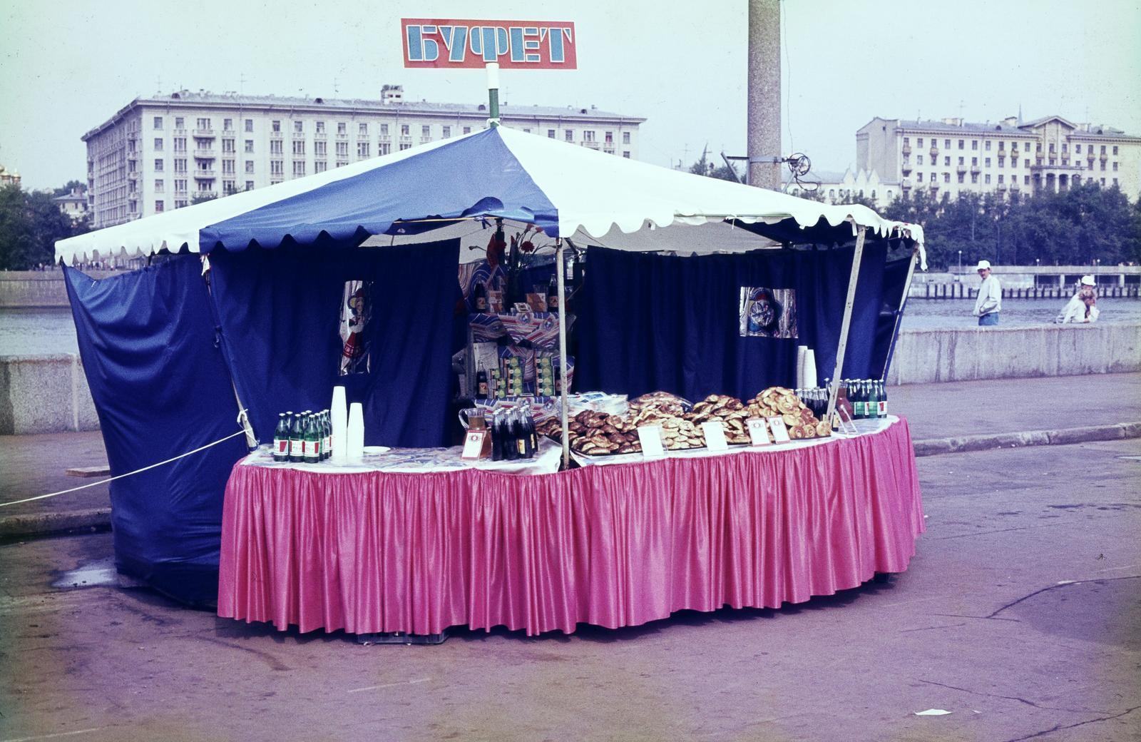 Oroszország, Moszkva, Gorkij-park, a Moszkva folyó túlpartján a Frunzenszkaja naberezsnaja házai. A felvétel a XII. VIT (Világifjúsági Találkozó) idején készült., 1985, Viszkievicz Ferenc, Fortepan #303091