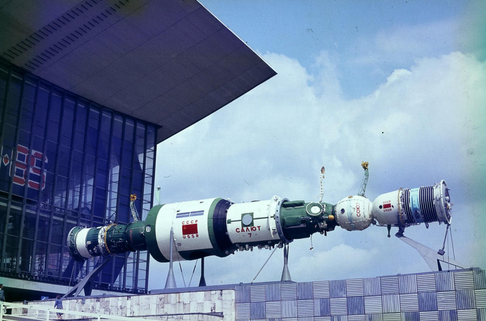 Oroszország, Moszkva, Népgazdaság Eredményeinek Kiállítása (később Összoroszországi Kiállítási Központ), a "Kozmosz" (32-es számú) pavilon. A felvétel a XII. VIT (Világifjúsági Találkozó) idején készült., 1985, Viszkievicz Ferenc, Fortepan #303092