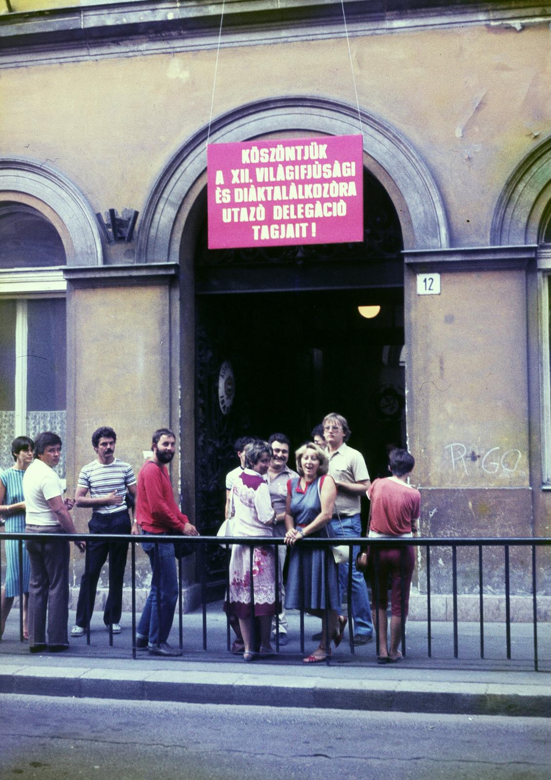 Magyarország, Budapest V., Nádor (Münnich Ferenc) utca 12., Általános Iskola (később Hild József Általános Iskola). A felvétel a XII. VIT (Világifjúsági Találkozó) idején készült., 1985, Viszkievicz Ferenc, Budapest, színes, Fortepan #303095