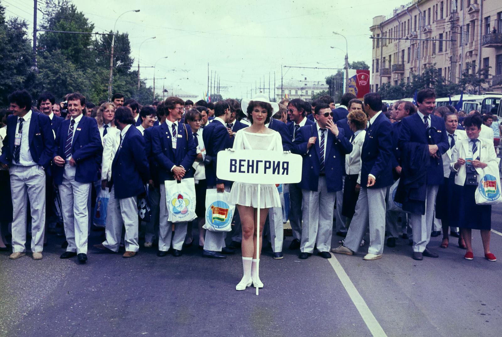 Oroszország, Moszkva, Komszomolszkij proszpekt, jobbra a 3-as számú ház. A felvétel a XII. VIT (Világifjúsági Találkozó) alkalmával készült a magyar küldöttségről., 1985, Viszkievicz Ferenc, Best of, egyenruha, reklámszatyor, sportoló, cirill írás, színes, Világifjúsági és Diáktalálkozó, Fortepan #303096