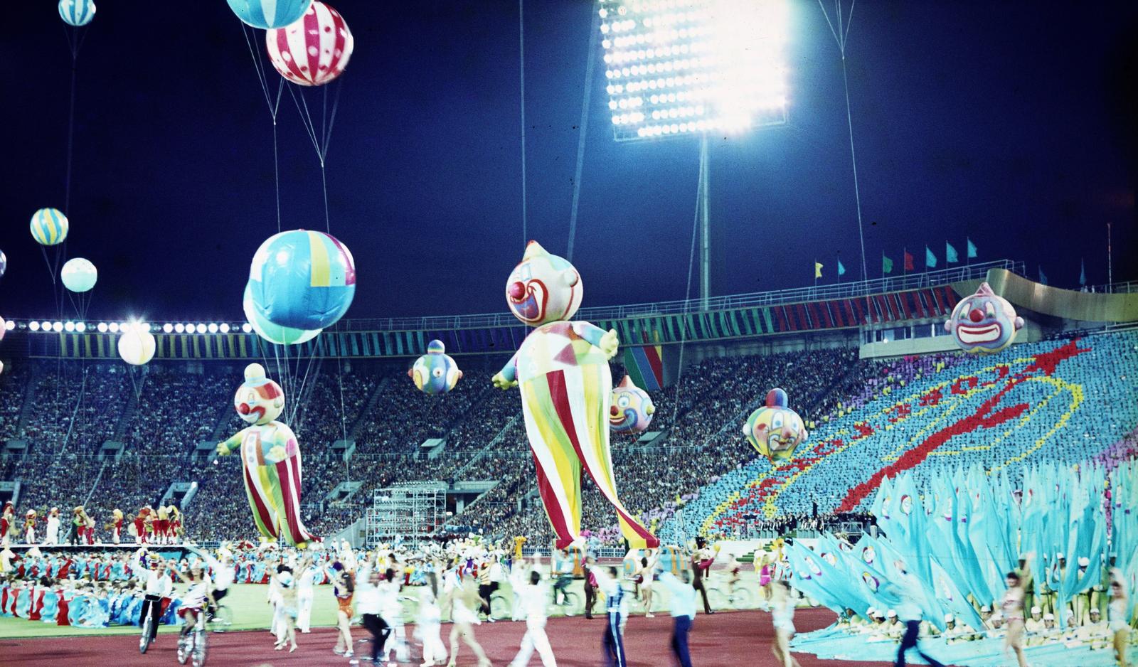 Oroszország, Moszkva, Lenin Stadion (később Luzsnyiki Stadion). A felvétel a XII. VIT (Világifjúsági Találkozó) megnyitóünnepségén készült., 1985, Viszkievicz Ferenc, Fortepan #303097
