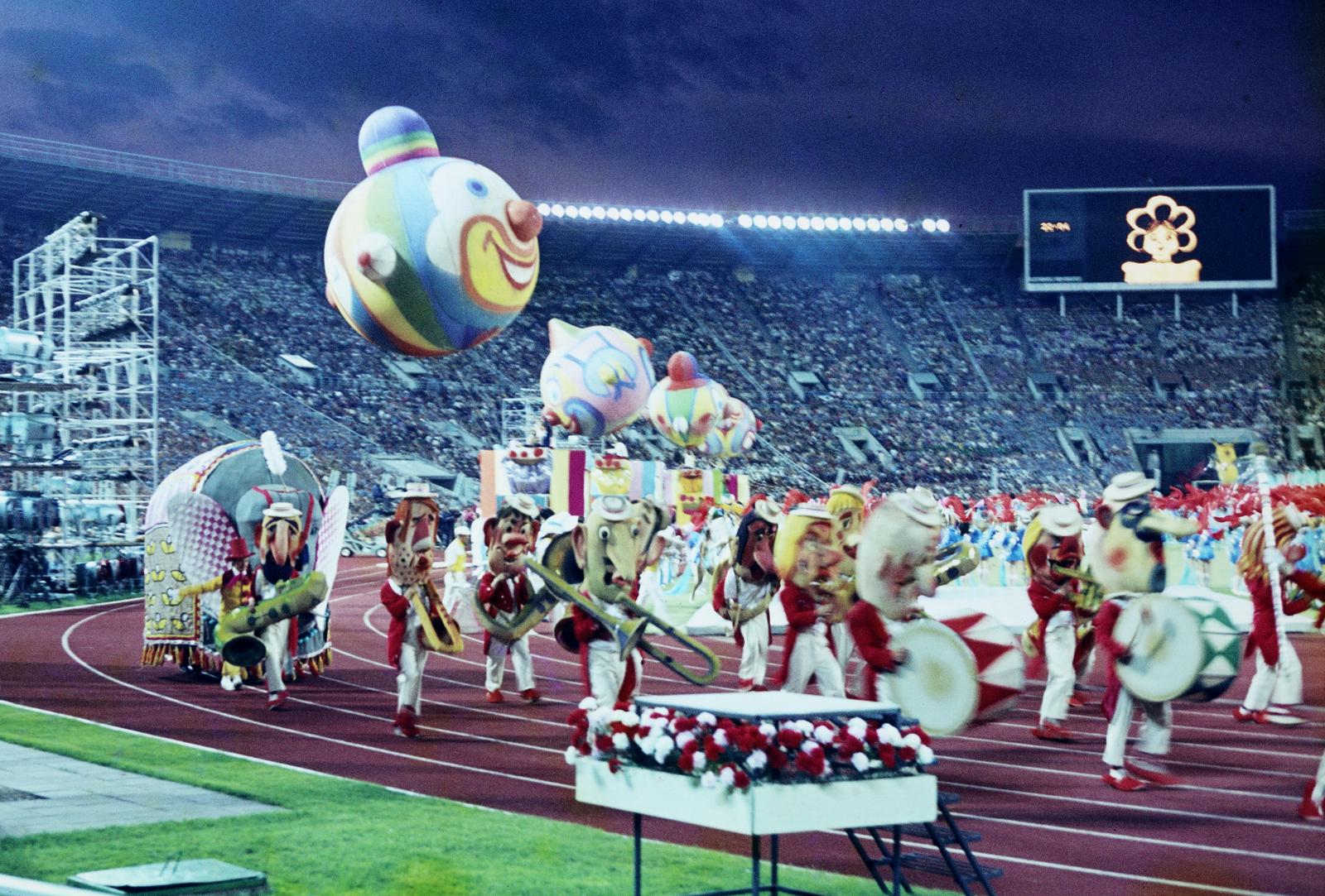 Oroszország, Moszkva, Lenin Stadion (később Luzsnyiki Stadion). A felvétel a XII. VIT (Világifjúsági Találkozó) megnyitóünnepségén készült., 1985, Viszkievicz Ferenc, jelmez, színes, Fortepan #303098