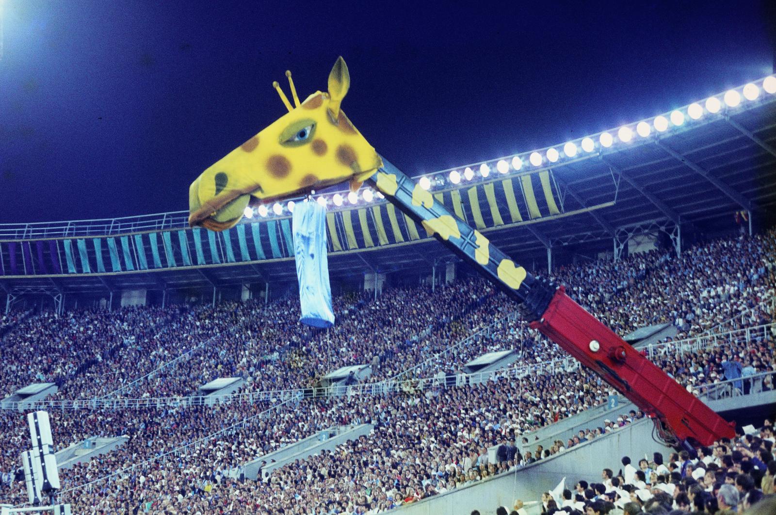 Oroszország, Moszkva, Lenin Stadion (később Luzsnyiki Stadion). A felvétel a XII. VIT (Világifjúsági Találkozó) megnyitóünnepségén készült., 1985, Viszkievicz Ferenc, színes, Fortepan #303099