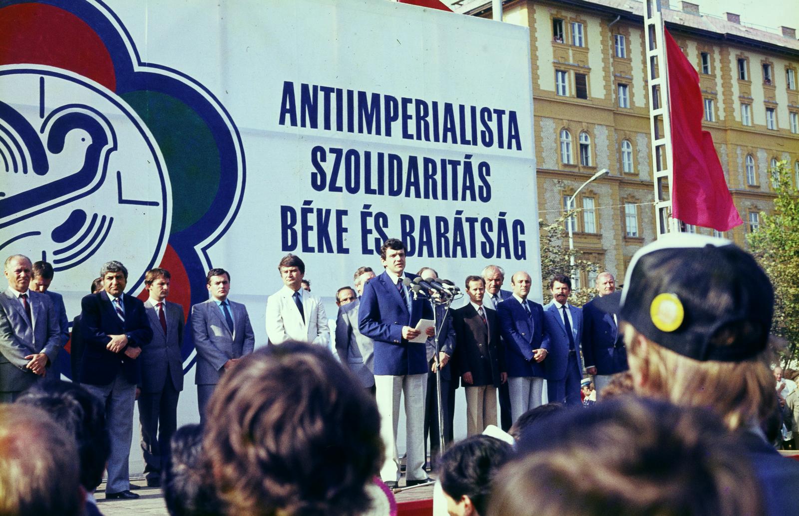 Hungary, Budapest VIII., a Keleti pályaudvar érkezési oldala, a moszkvai XII. VIT (Világifjúsági Találkozó)-ról hazaérkezett küldöttek fogadása. Háttérben a MÁV irodaházak. A mikrofonnál Hámori Csaba, a KISZ Központi Bizottságának első titkára., 1985, Viszkievicz Ferenc, Budapest, Fortepan #303100