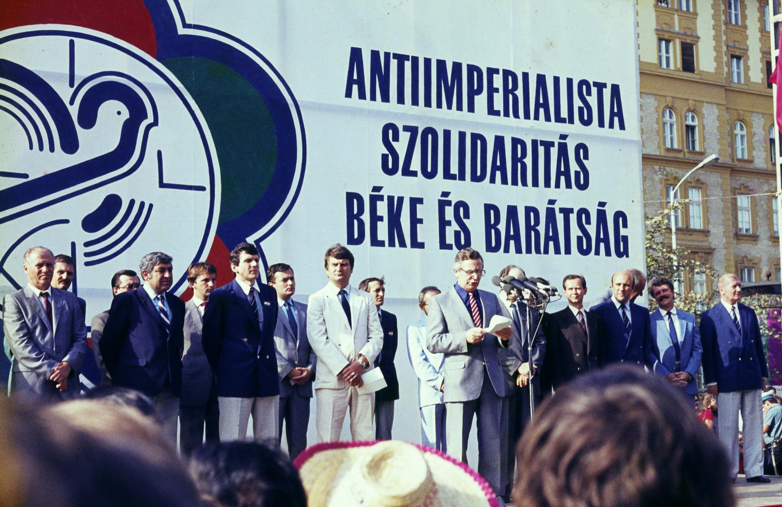 Hungary, Budapest VIII., a Keleti pályaudvar érkezési oldala, a moszkvai XII. VIT (Világifjúsági Találkozó)-ról hazaérkezett küldöttek fogadása. Háttérben a MÁV irodaházak. A mikrofonnál Szűrös Mátyás, az MSZMP Központi Bizottságának titkára., 1985, Viszkievicz Ferenc, Budapest, Fortepan #303101