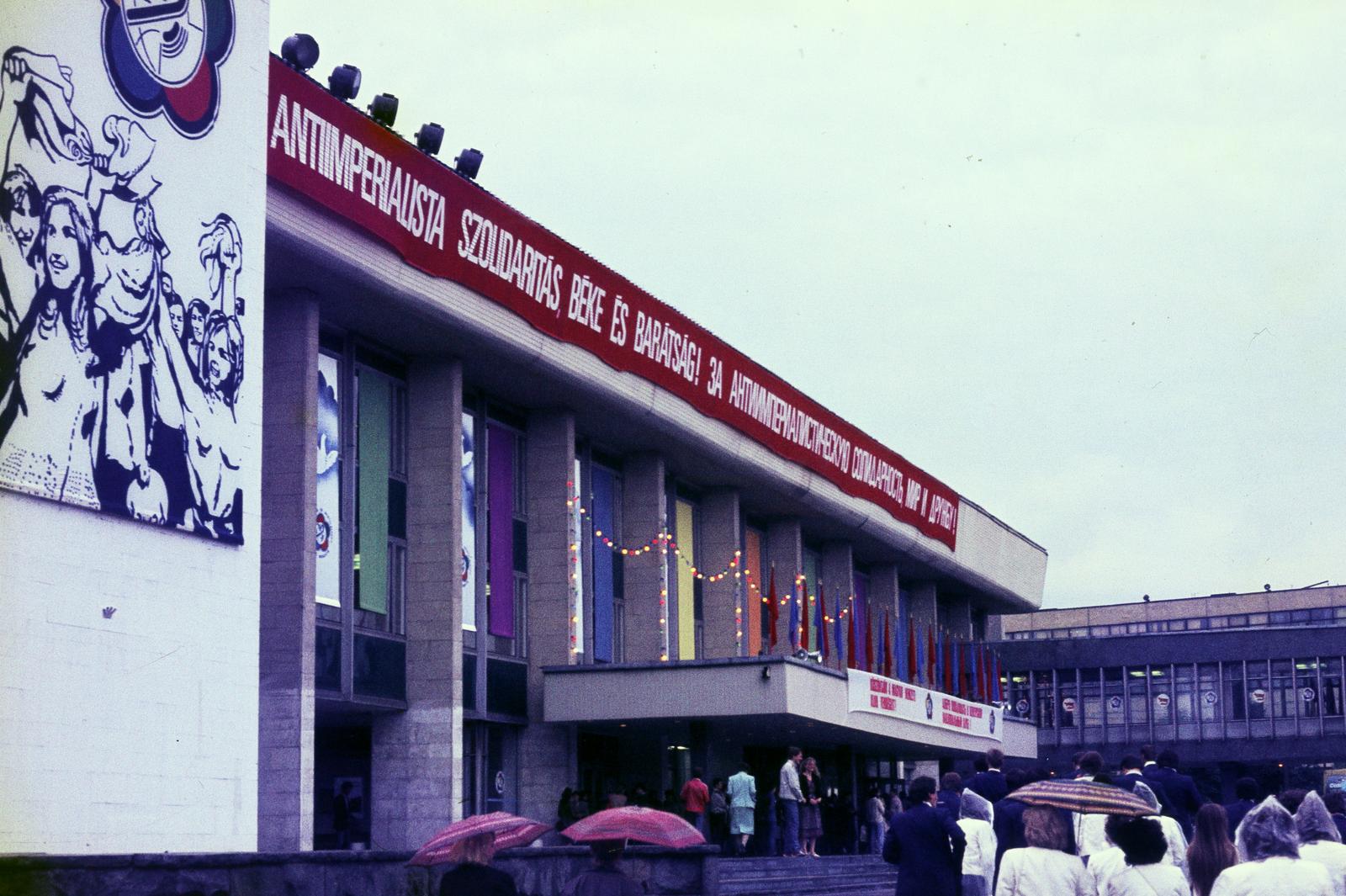 Russia, Moscow, ulica Melnyikova 7., az 1. számú Gördülőcsapágygyár kultúrotthona, ahol a XII. VIT (Világifjúsági Találkozó) idejére berendezték a magyar nemzeti klubot.
, 1985, Viszkievicz Ferenc, Fortepan #303102