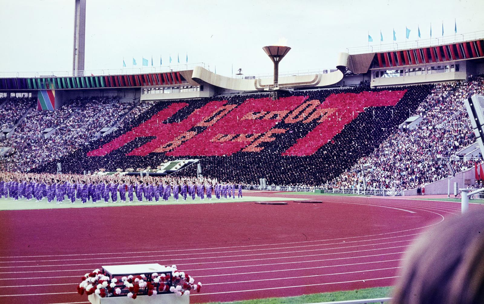 Russia, Moscow, Lenin Stadion (később Luzsnyiki Stadion). A felvétel a XII. VIT (Világifjúsági Találkozó) megnyitóünnepségén készült., 1985, Viszkievicz Ferenc, Fortepan #303111