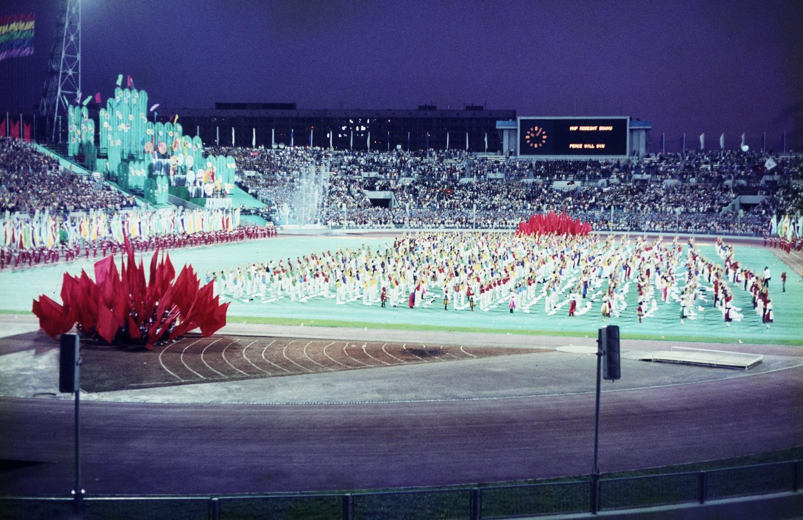 Russia, Moscow, Lenin Stadion (később Luzsnyiki Stadion). A felvétel a XII. VIT (Világifjúsági Találkozó) megnyitóünnepségén készült., 1985, Viszkievicz Ferenc, Fortepan #303112