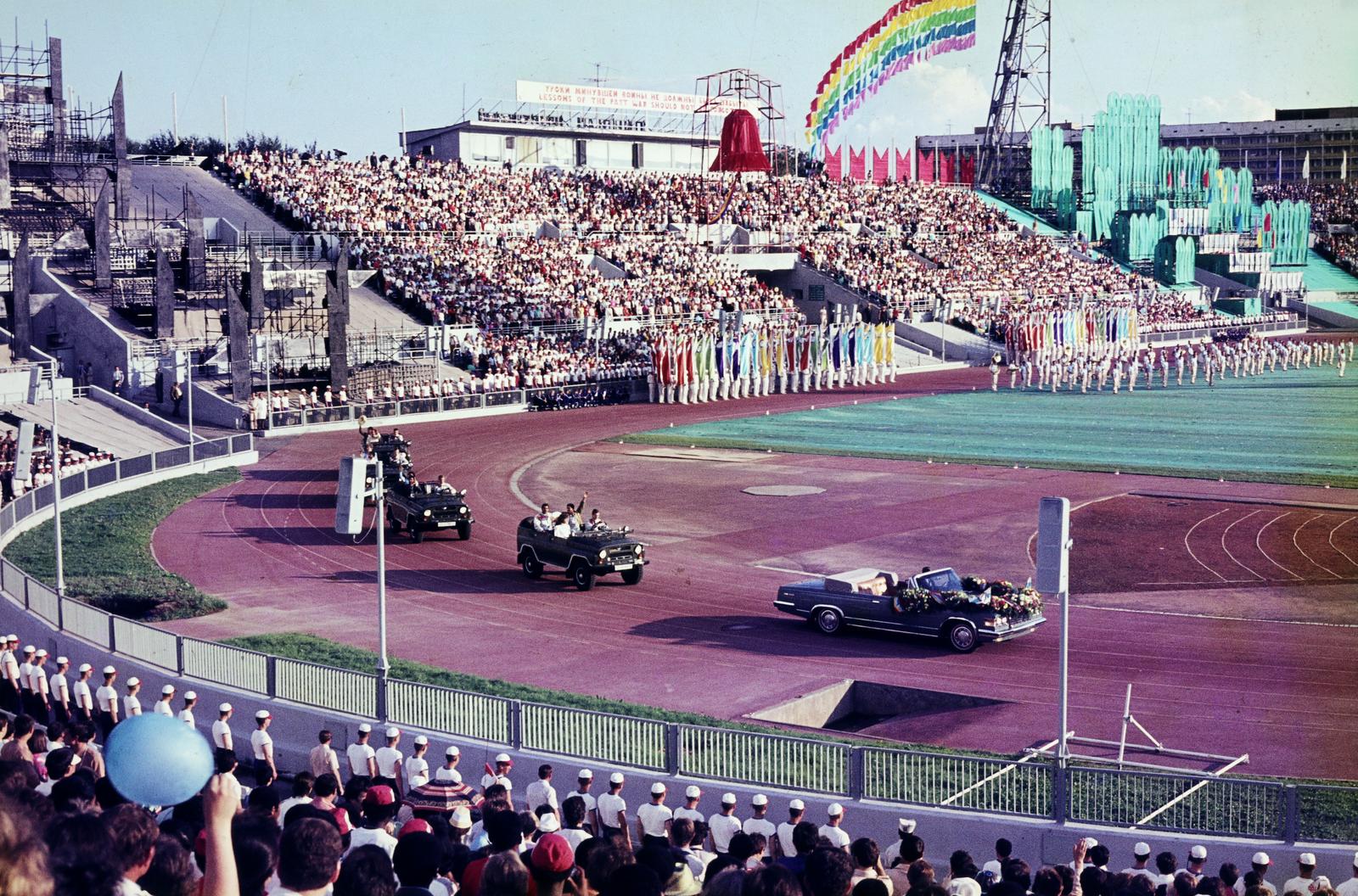 Russia, Moscow, Lenin Stadion (később Luzsnyiki Stadion). A felvétel a XII. VIT (Világifjúsági Találkozó) megnyitóünnepségén készült., 1985, Viszkievicz Ferenc, colorful, bell, Fortepan #303115