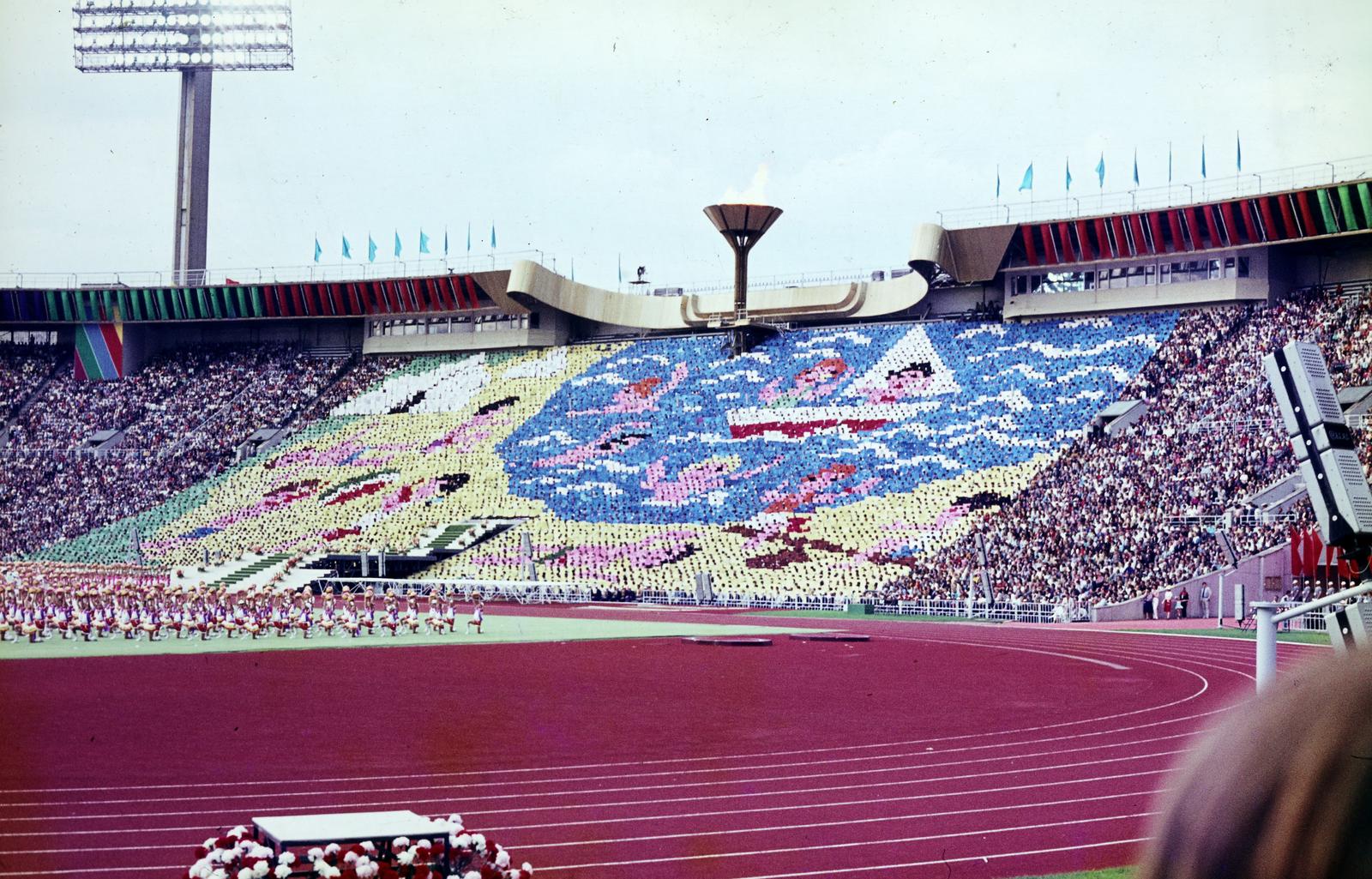 Oroszország, Moszkva, Lenin Stadion (később Luzsnyiki Stadion). A felvétel a XII. VIT (Világifjúsági Találkozó) megnyitóünnepségén készült., 1985, Viszkievicz Ferenc, színes, élőkép, Fortepan #303116