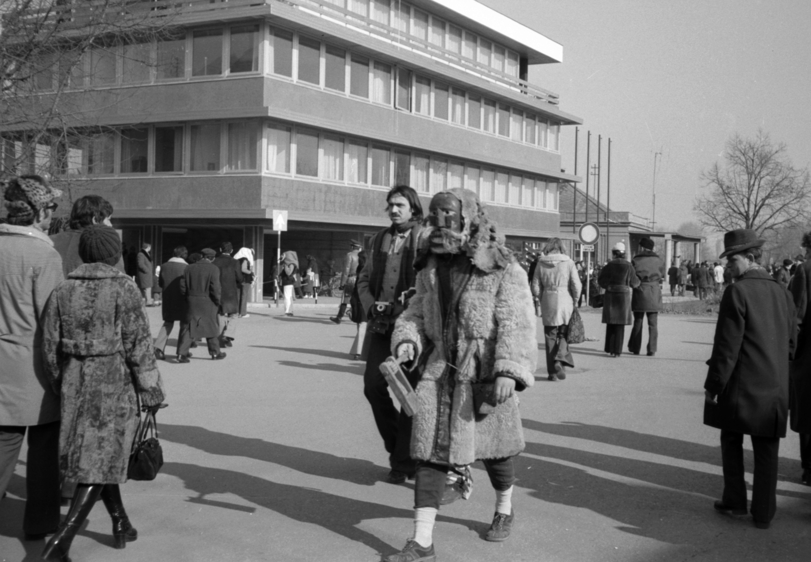 Magyarország, Mohács, Szabadság utca - Szent János utca kereszteződése busójárás idején., 1974, Fortepan, jelmez, csörgő, kereplő, Fortepan #30312