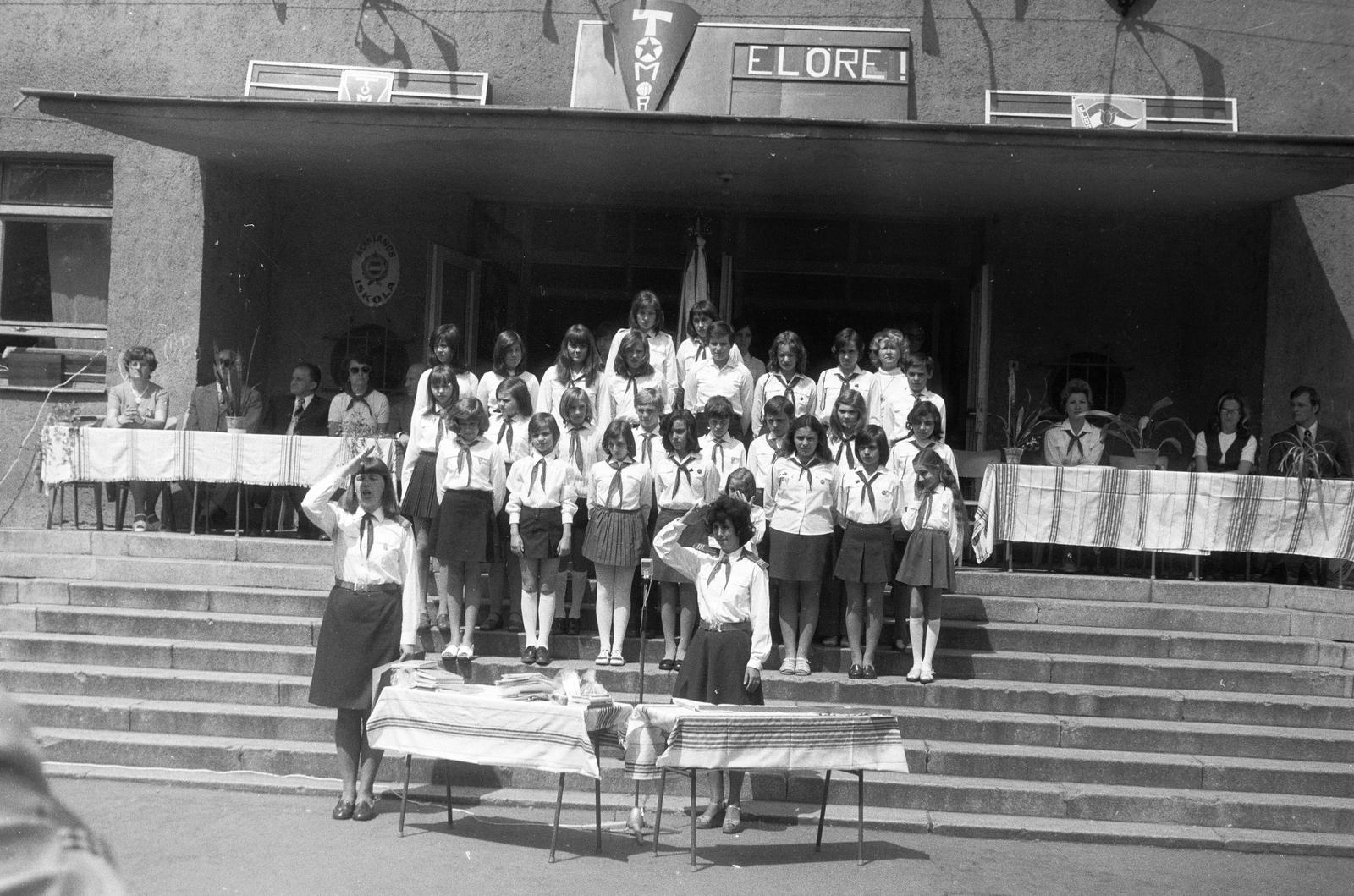 Hungary, Budapest XIII., Tomori utca 2., a felvétel az általános iskola kapuja előtt tartott ünnepségen készült., 1978, Z. Karvalics László, Budapest, Fortepan #303122