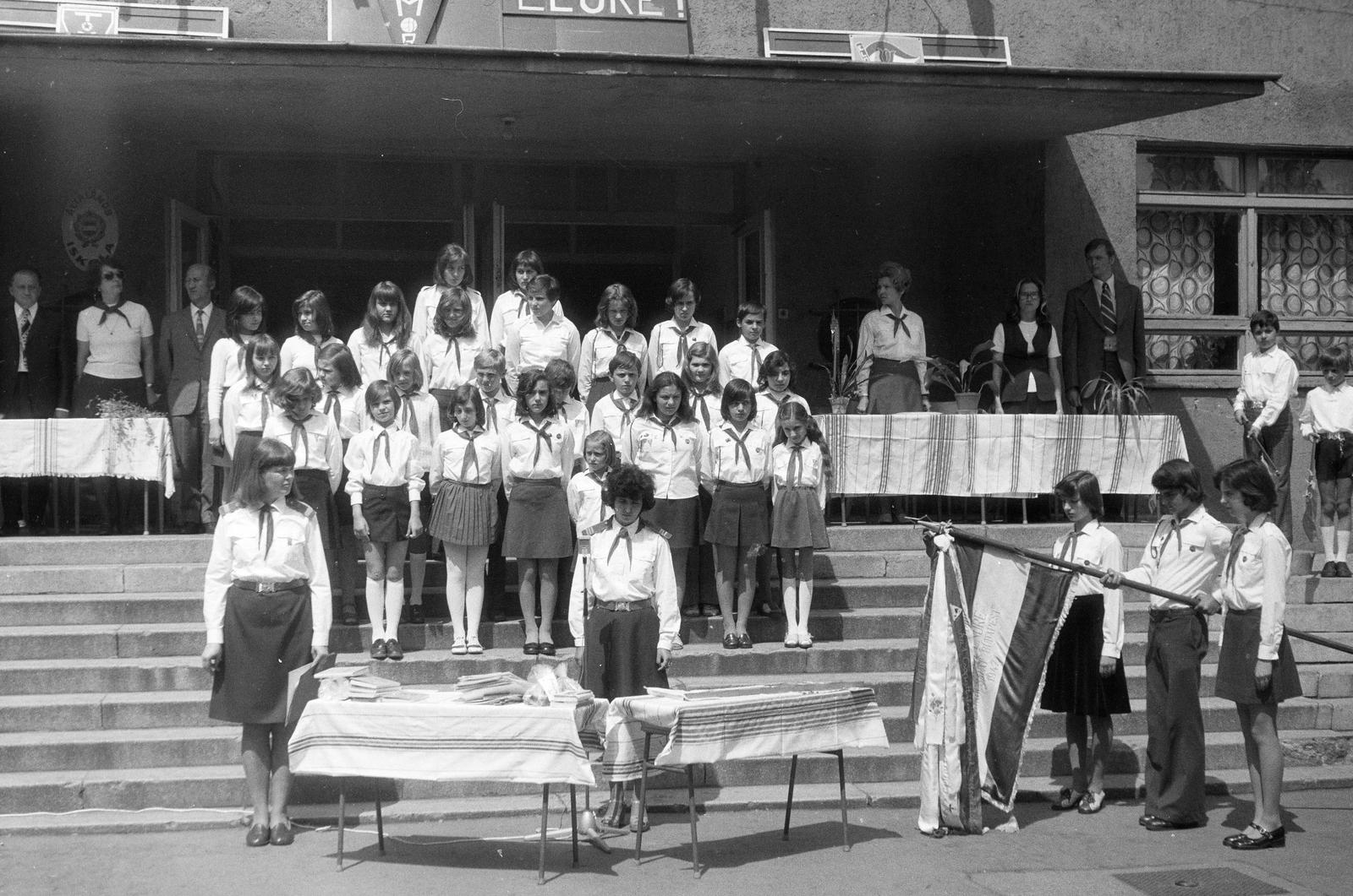 Hungary, Budapest XIII., Tomori utca 2., a felvétel az általános iskola kapuja előtt tartott ünnepségen készült., 1978, Z. Karvalics László, Budapest, Fortepan #303123