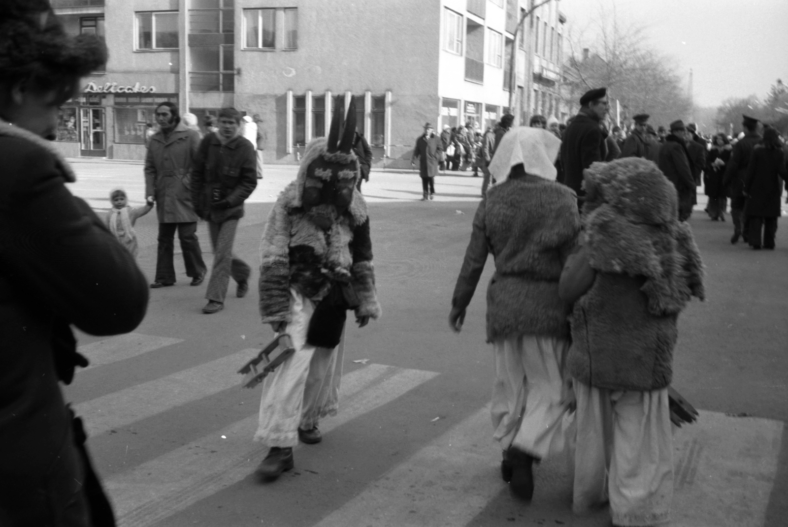 Hungary, Mohács, Szabadság utca - Szentháromság utca kereszteződése busójárás idején., 1974, Fortepan, costume, rattle, Busó-walking, clapper, Fortepan #30313