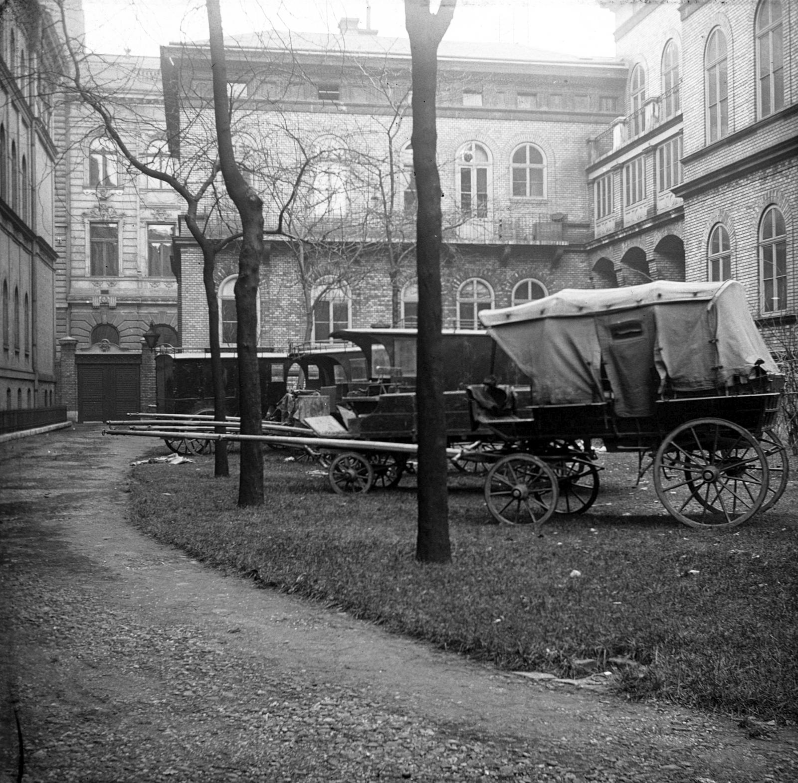 Magyarország, Budapest VIII., Puskin utca 4., Eötvös Loránd gravitációs kutatásai, az Eötvös-ingával végzett mérései során használt kocsik az egyetemi épületek előtt., 1906, SZTFH Földtani Szolgálatának gyűjteménye, Eötvös Loránd, képarány: négyzetes, középület, belső udvar, fogat, műszerkocsi, Budapest, Fortepan #303180
