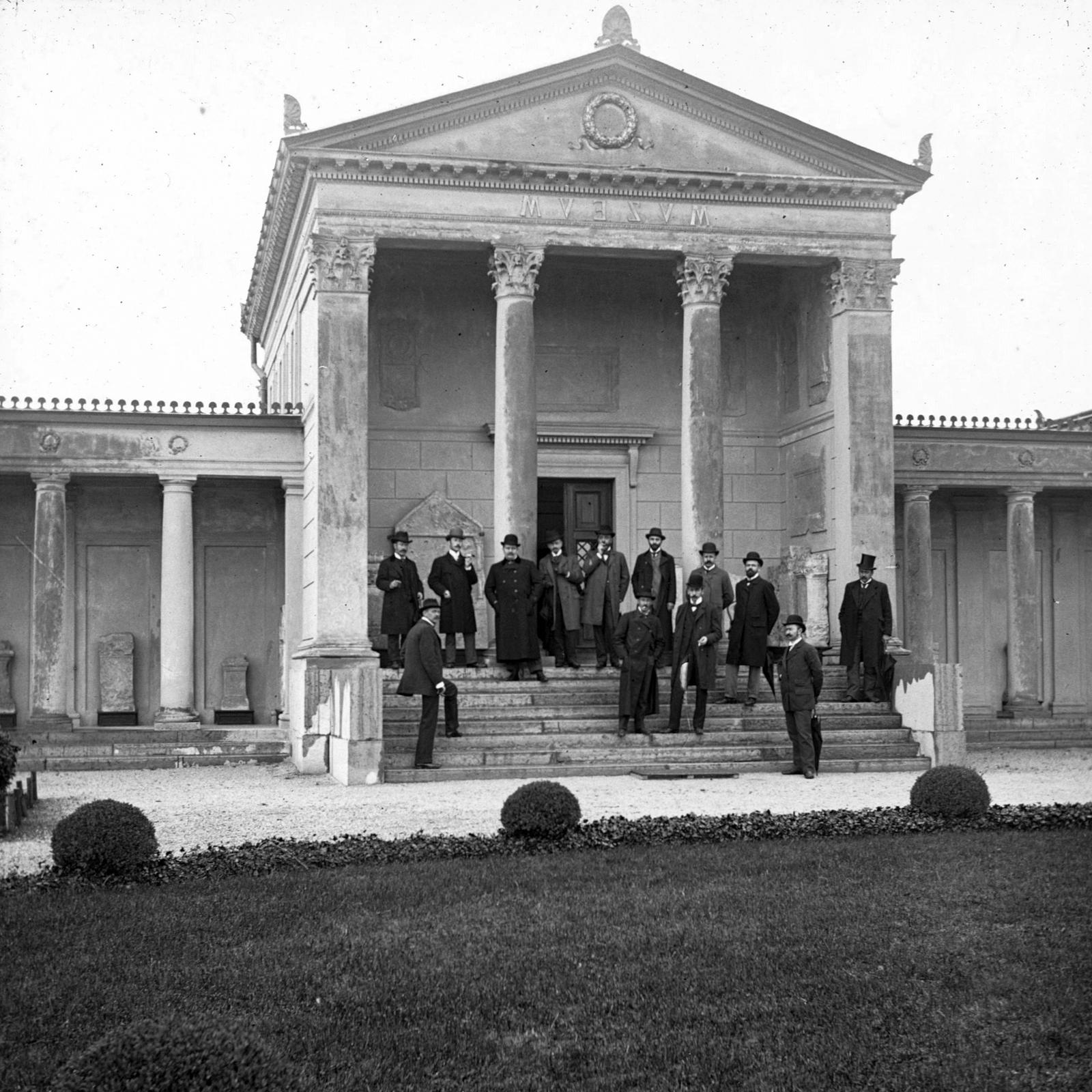 Magyarország, Aquincum, Budapest III., romkert és múzeum., 1900, SZTFH Földtani Szolgálatának gyűjteménye, Eötvös Loránd, Best of, férfiak, timpanon, Budapest, Fortepan #303227