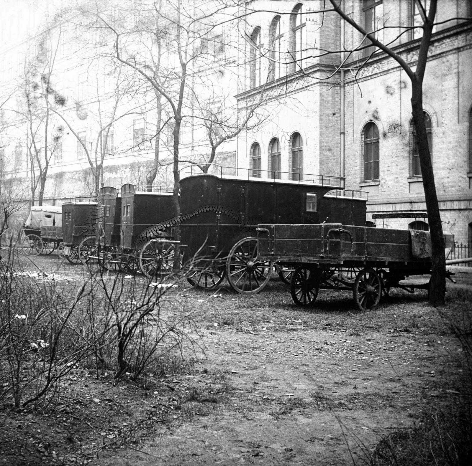 Hungary, Budapest VIII., Puskin utca 4., Eötvös Loránd gravitációs kutatásai, az Eötvös-ingával végzett mérései során használt kocsik az egyetemi épületek előtt., 1906, SZTFH Földtani Szolgálatának gyűjteménye, inner courtyard, instrument cart, Budapest, Fortepan #303234