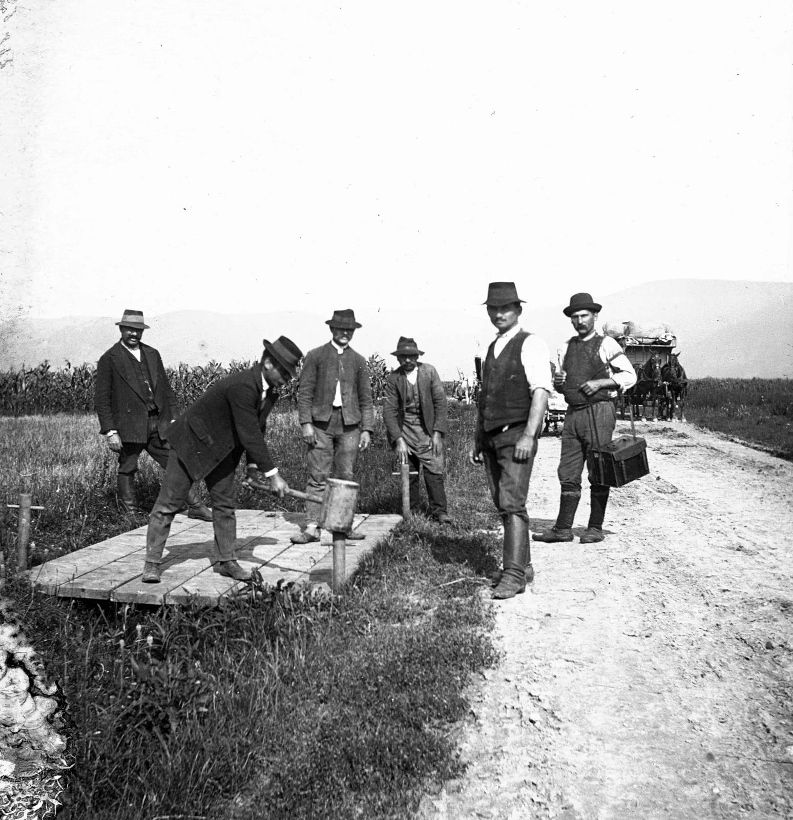 1906, SZTFH Földtani Szolgálatának gyűjteménye, shoulder bag, men, peasant, piling, Fortepan #303235