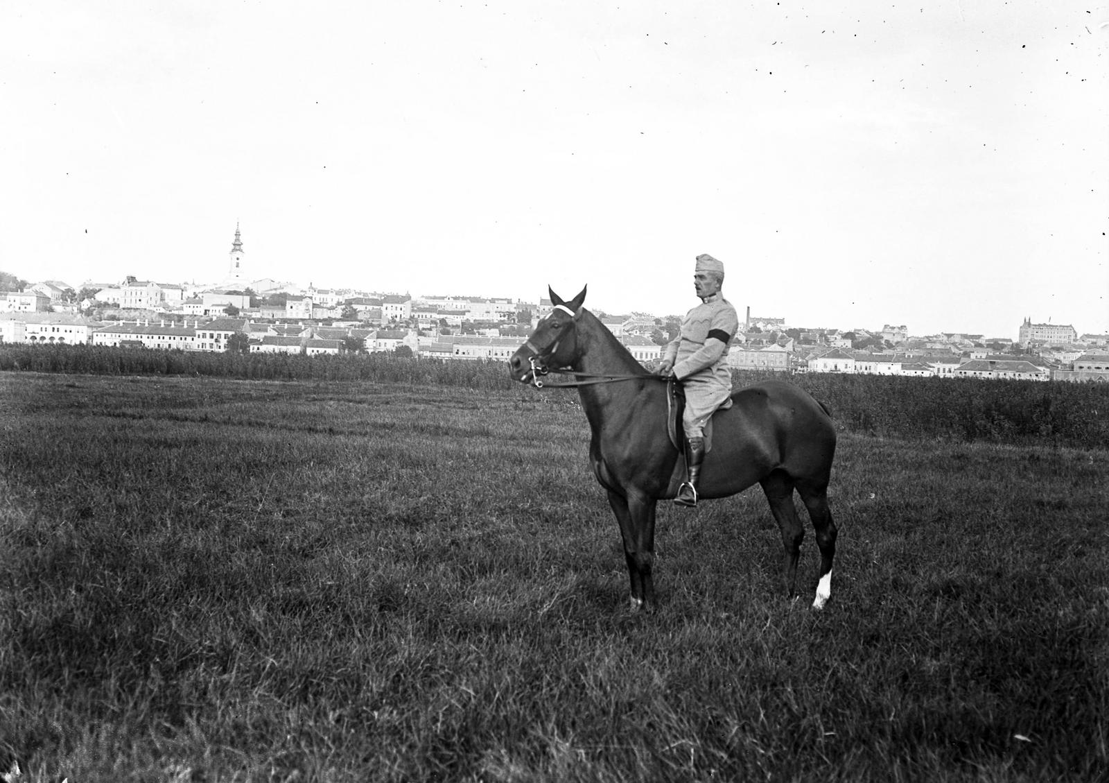 Serbia, Belgrade, a felvétel a Száva folyón átívelő mai Branko hídhoz (Bankov most) közeli park helyén készült. Háttérben a Szent Mihály arkangyal székesegyház látható. A felvétel 1900 előtt készült., 1900, SZTFH Földtani Szolgálatának gyűjteménye, rider, armband, Fortepan #303287