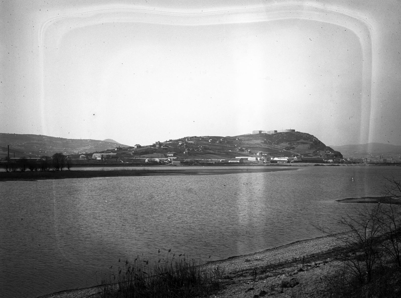 Hungary, Budapest XI., a Lágymányosi-tó, háttérben a Gellért-hegy, jobbra fent a Citadella. A felvétel 1894-ben készült., 1900, SZTFH Földtani Szolgálatának gyűjteménye, shore, mountain, citadel, Budapest, Fortepan #303307