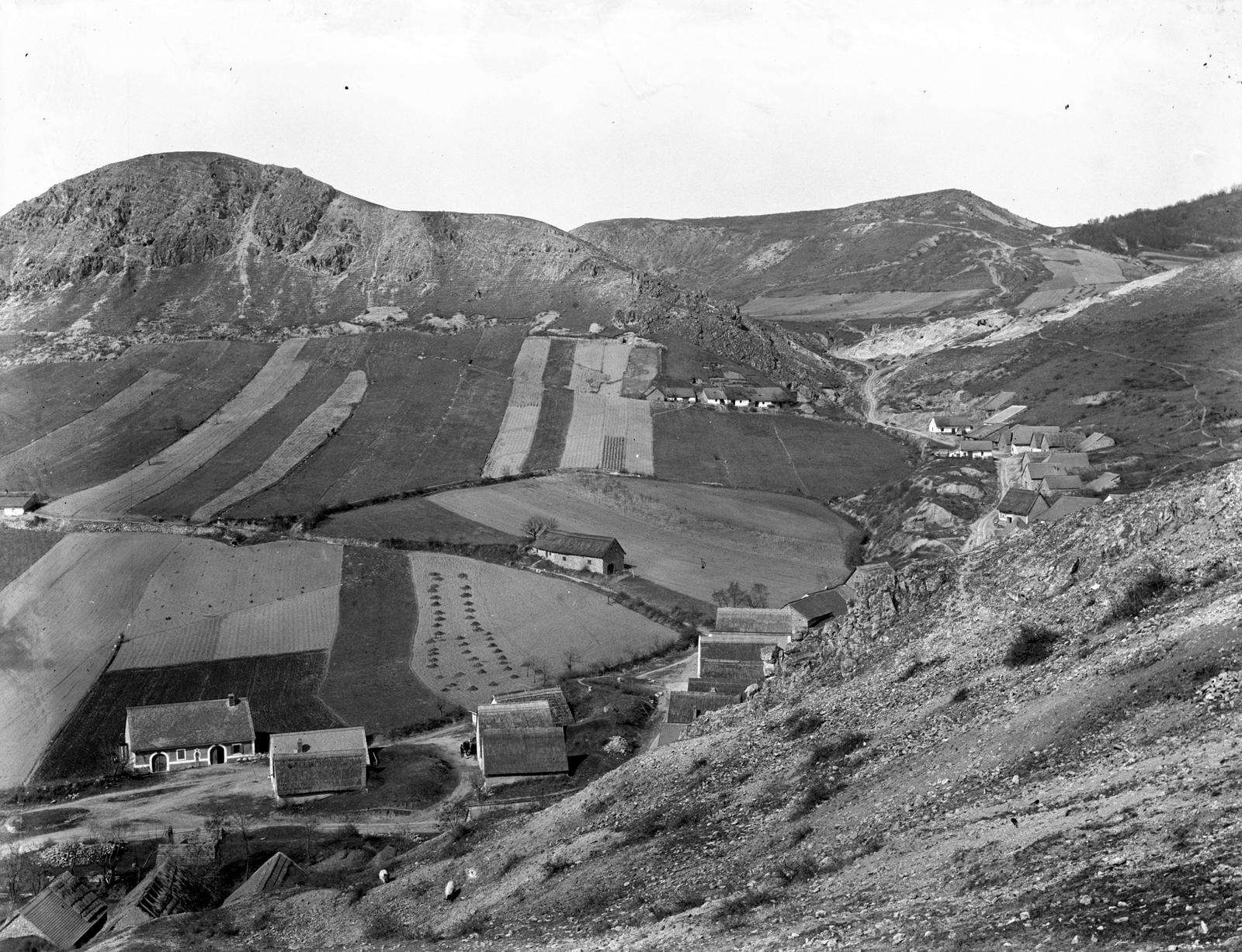 Magyarország, Budaörs, kilátás a Kő-hegyről, szemben jobbra a mai Kőhalom utca. A felvétel 1900 előtt készült., 1900, SZTFH Földtani Szolgálatának gyűjteménye, Eötvös Loránd, völgy, hegyoldal, Fortepan #303313