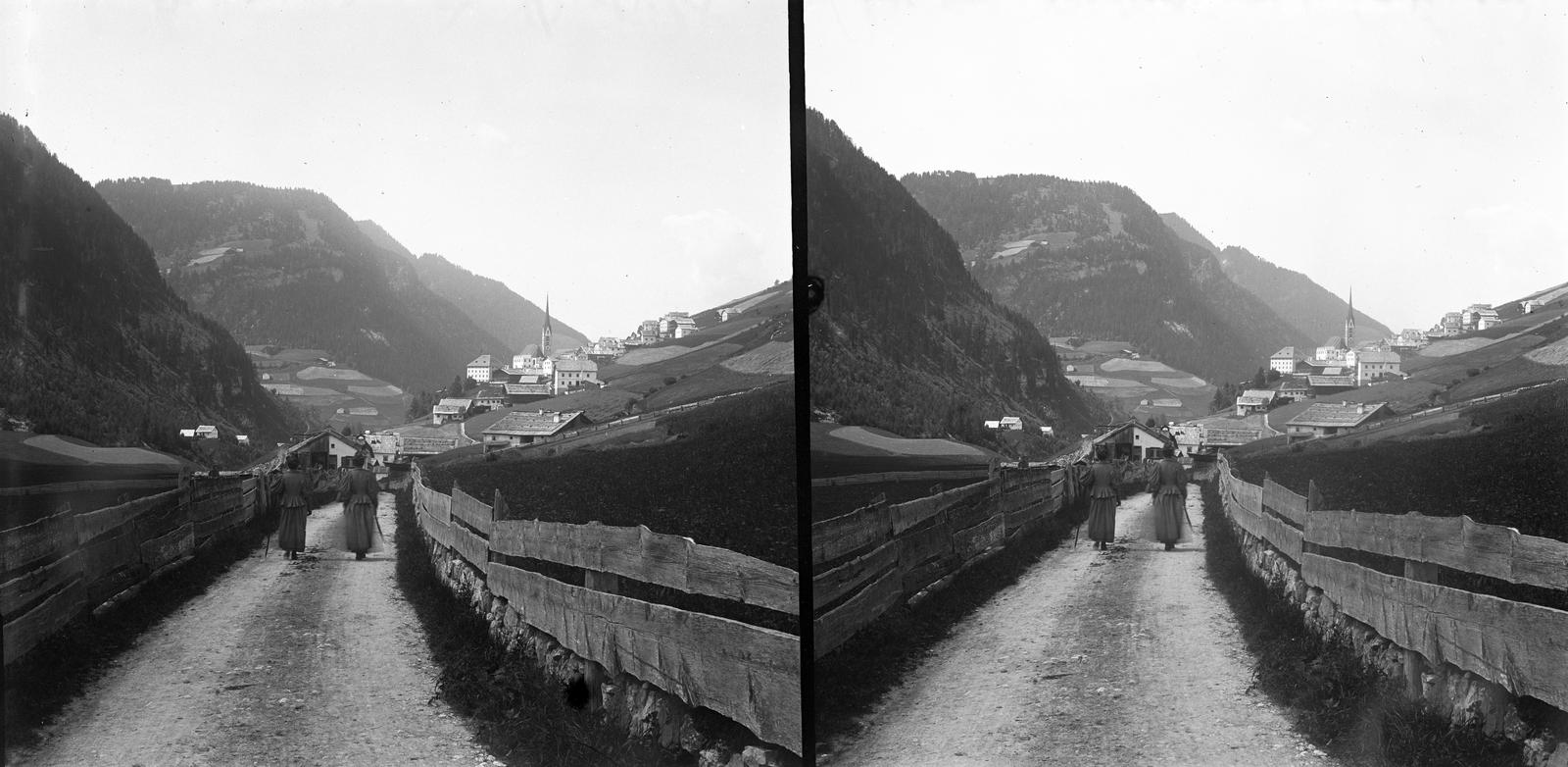 A felvétel 1900 előtt készült. A kép forrását kérjük így adja meg: Fortepan / MMKM. Levéltári jelzet: MMKM TTFGY 2019.1., 1900, Magyar Műszaki és Közlekedési Múzeum / Eötvös Loránd, Eötvös Loránd, sztereófotó, völgy, hegy, kerítés, deszka, Fortepan #303338