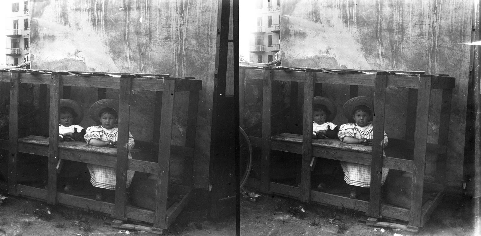 A felvétel 1900 előtt készült. A kép forrását kérjük így adja meg: Fortepan / MMKM. Levéltári jelzet: MMKM TTFGY 2019.1., 1900, Magyar Műszaki és Közlekedési Múzeum / Eötvös Loránd, hat, white dress, kids, grille, Fortepan #303339